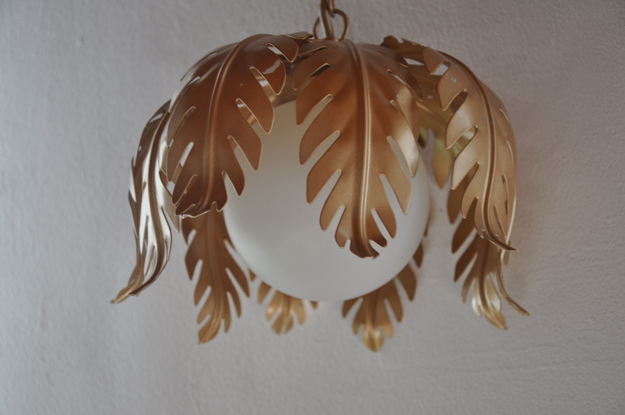 Suspension vegetable pattern golden metal and vintage opaline