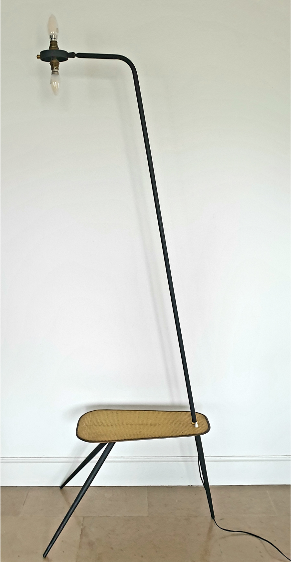 Lampadaire tripode mid-century avec tablette en metal perforé