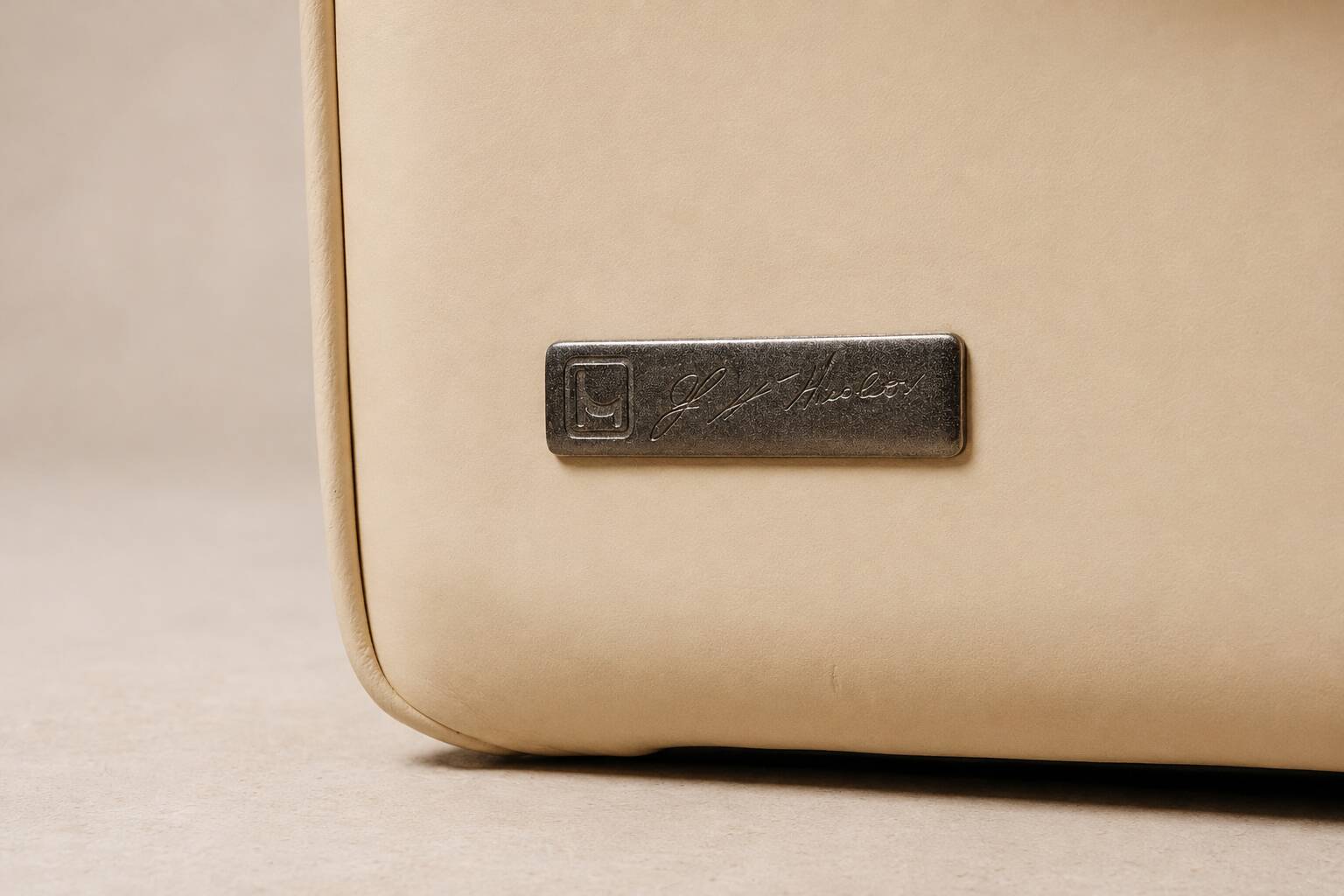 Nicoletti — Pair of lounge chairs "Ambassador" in cream leather
