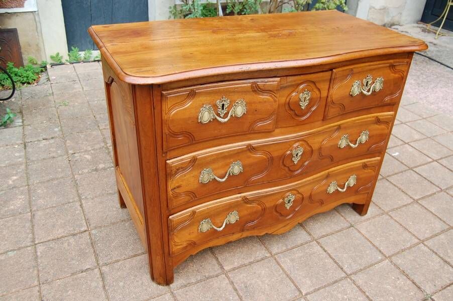 18th-century Louis XV period Parisian commode in walnut.