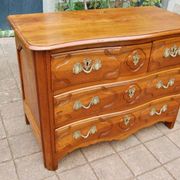 18th-century Louis XV period Parisian commode in walnut.