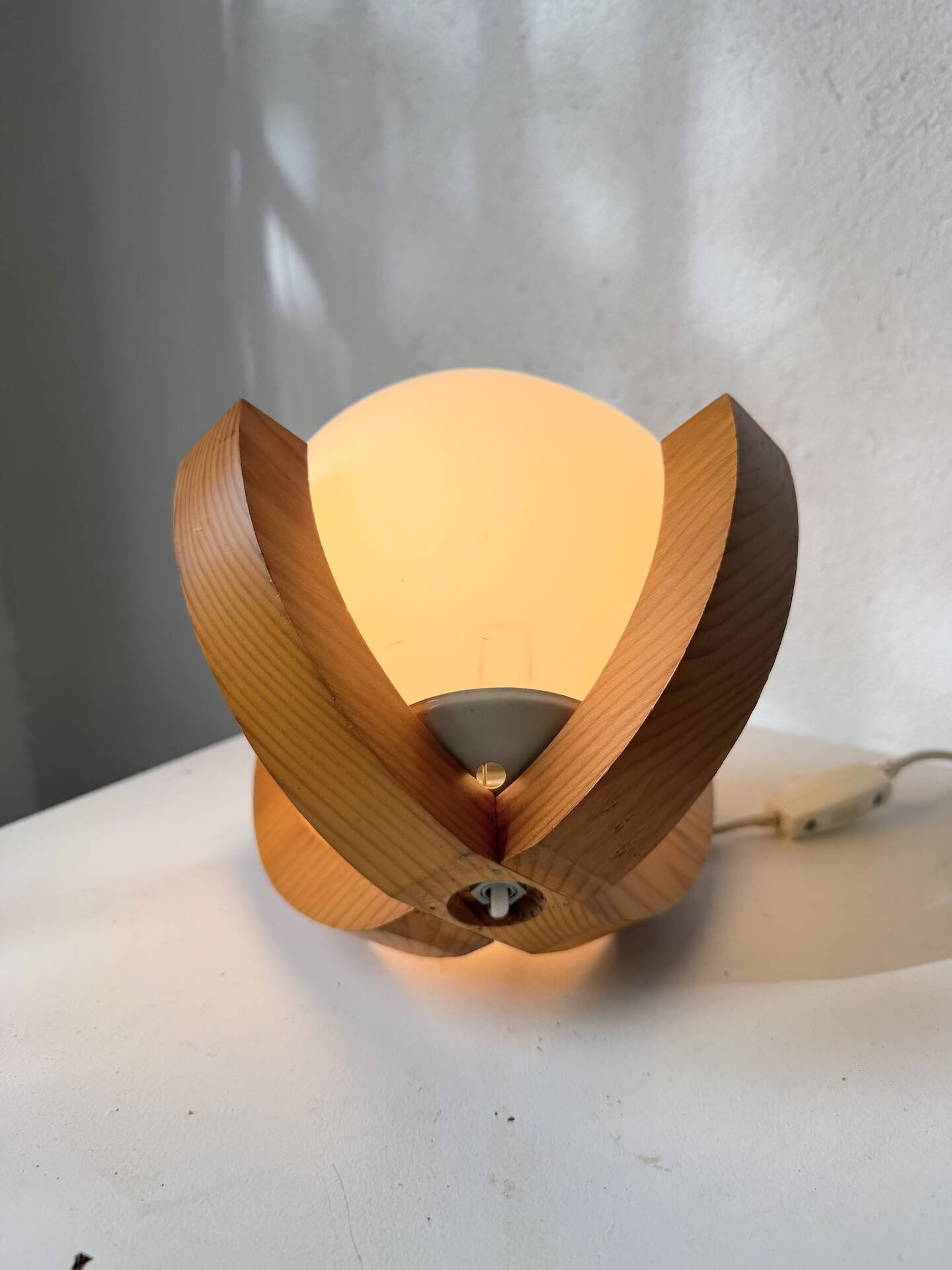 1980s pin support ball desk lamp