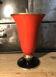 Vase coupe sur pied en métal rouge et noir