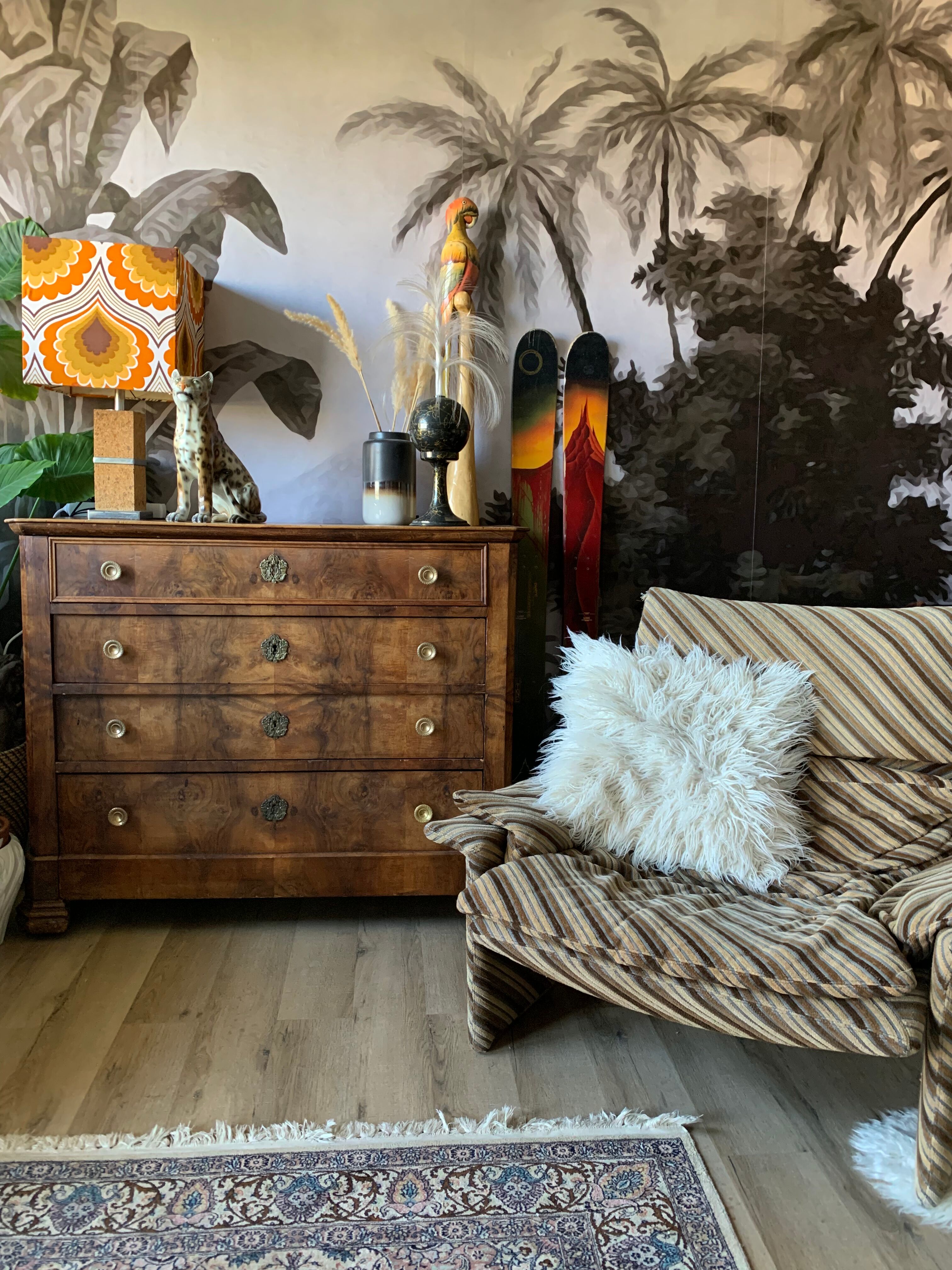 Antique chest of drawers