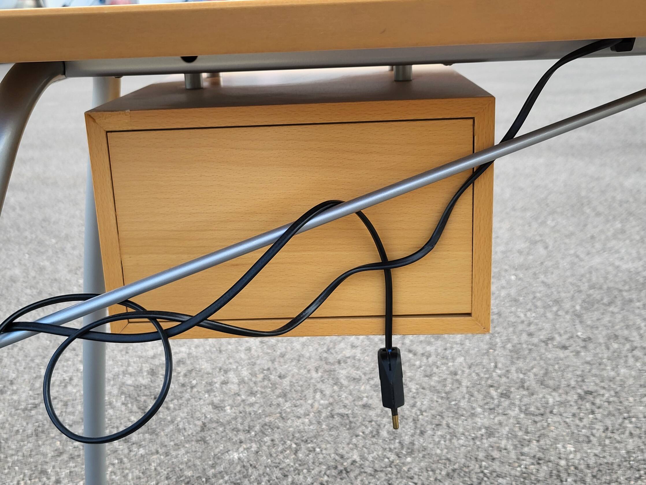 Jean Nouvel desk, Ligne Roset edition, with its original lamp, created for Relais & Châteaux in 1980.
