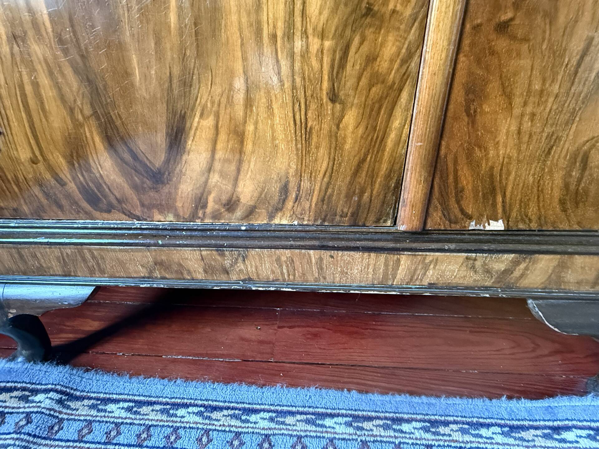 English-style wardrobe and its chest of drawers in walnut burl.