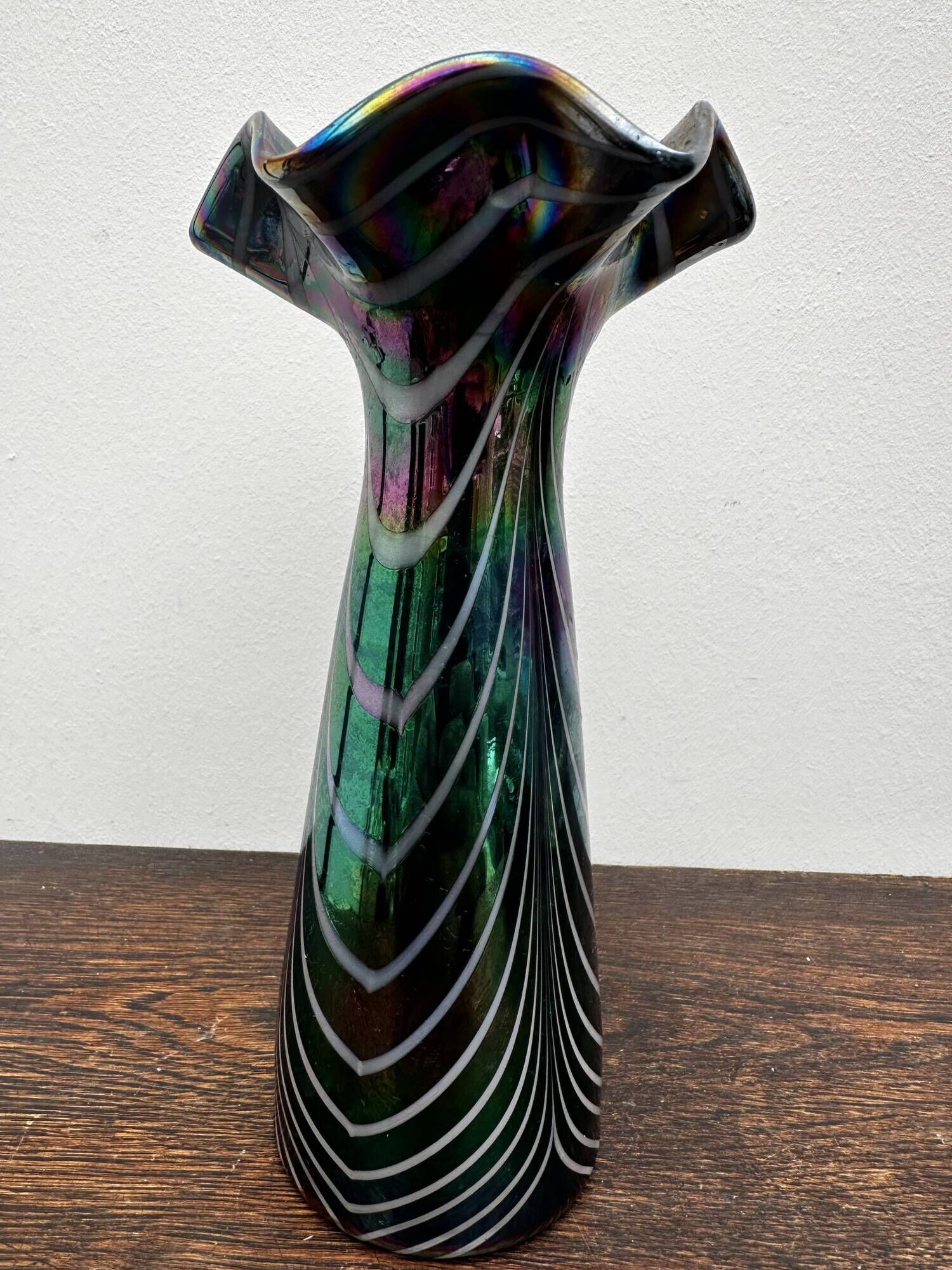 Vintage iridescent glass vase with ribbed design and ruffled neck, H 21 cm.