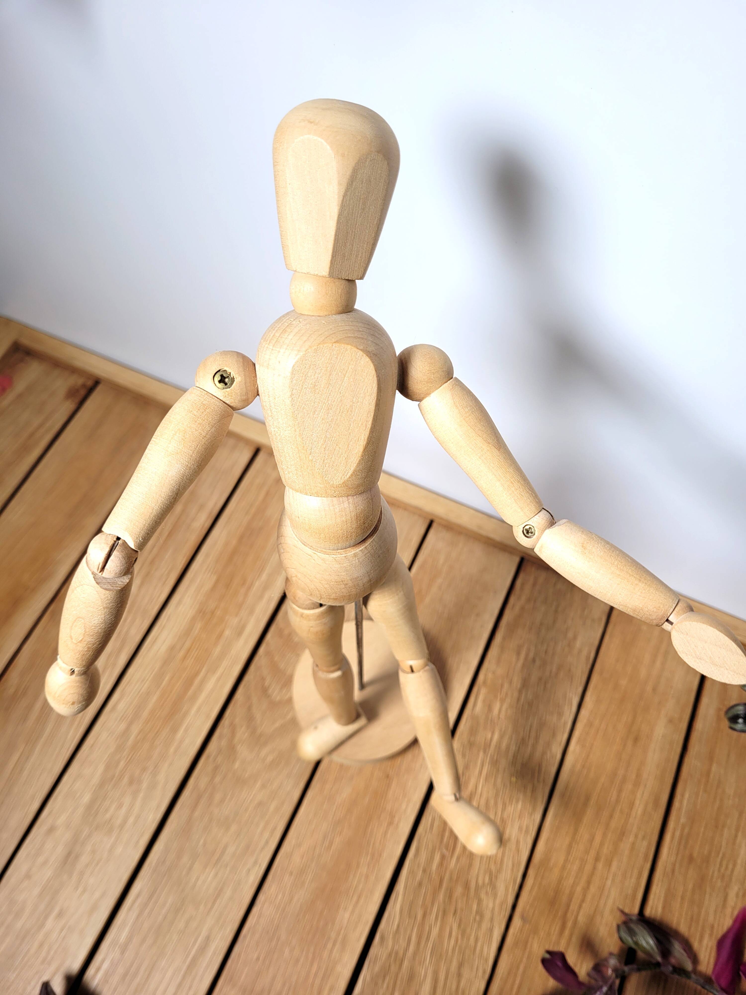 Articulated wooden mannequin