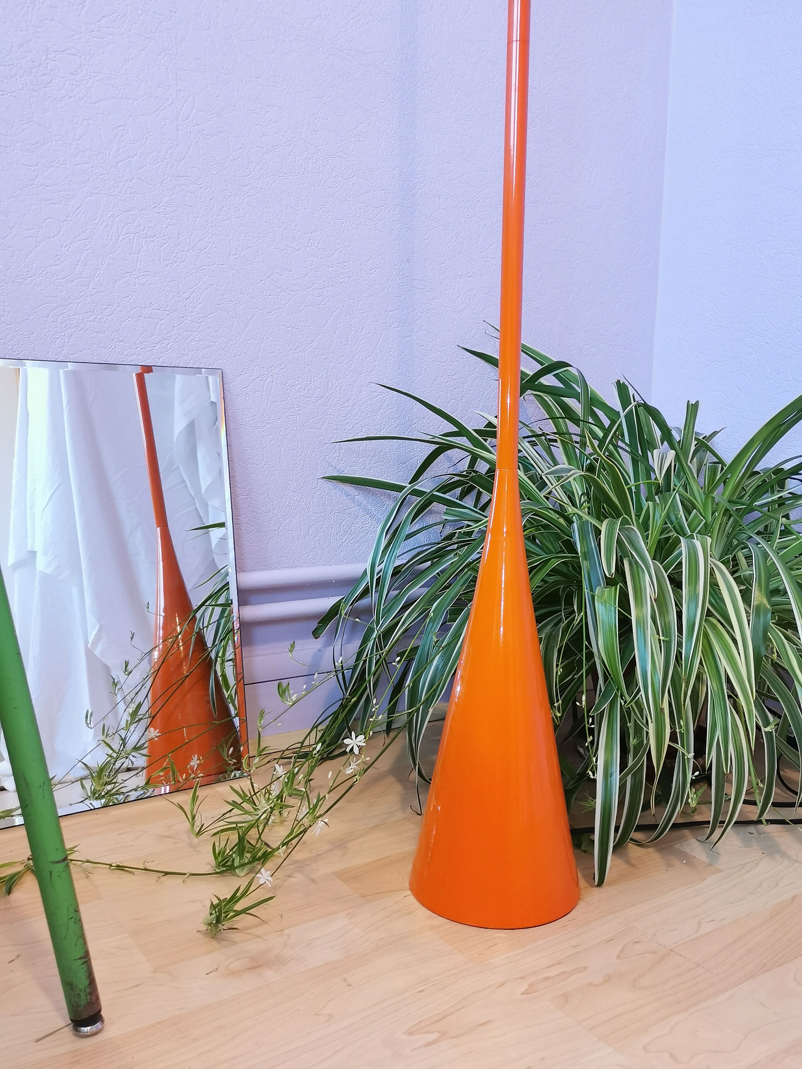 Lampadaire orange sablier postmoderne 1980