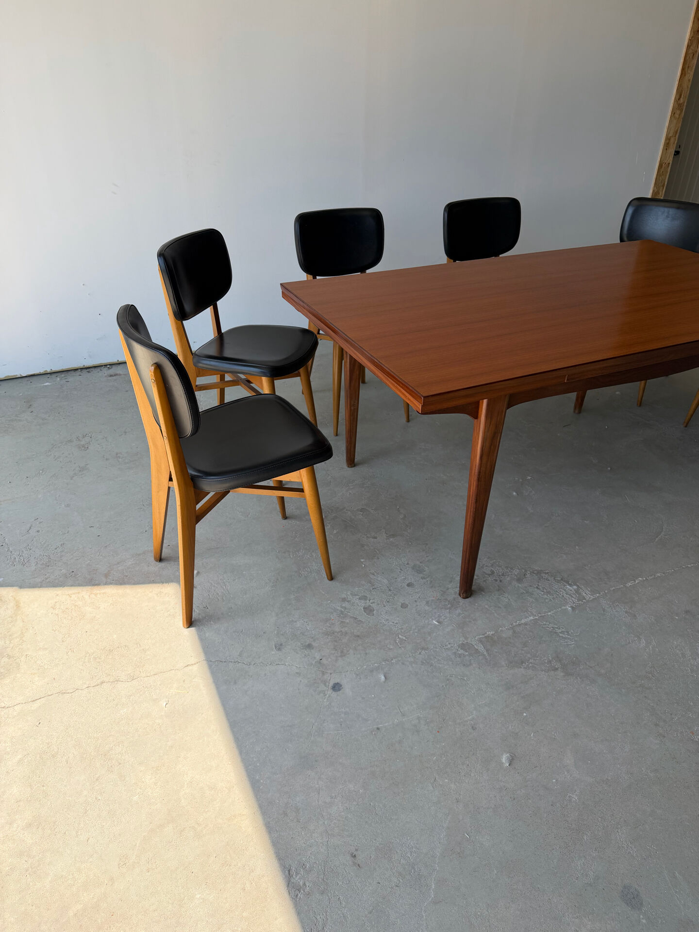 Rectangular extendable table in Scandinavian design made of solid teak.