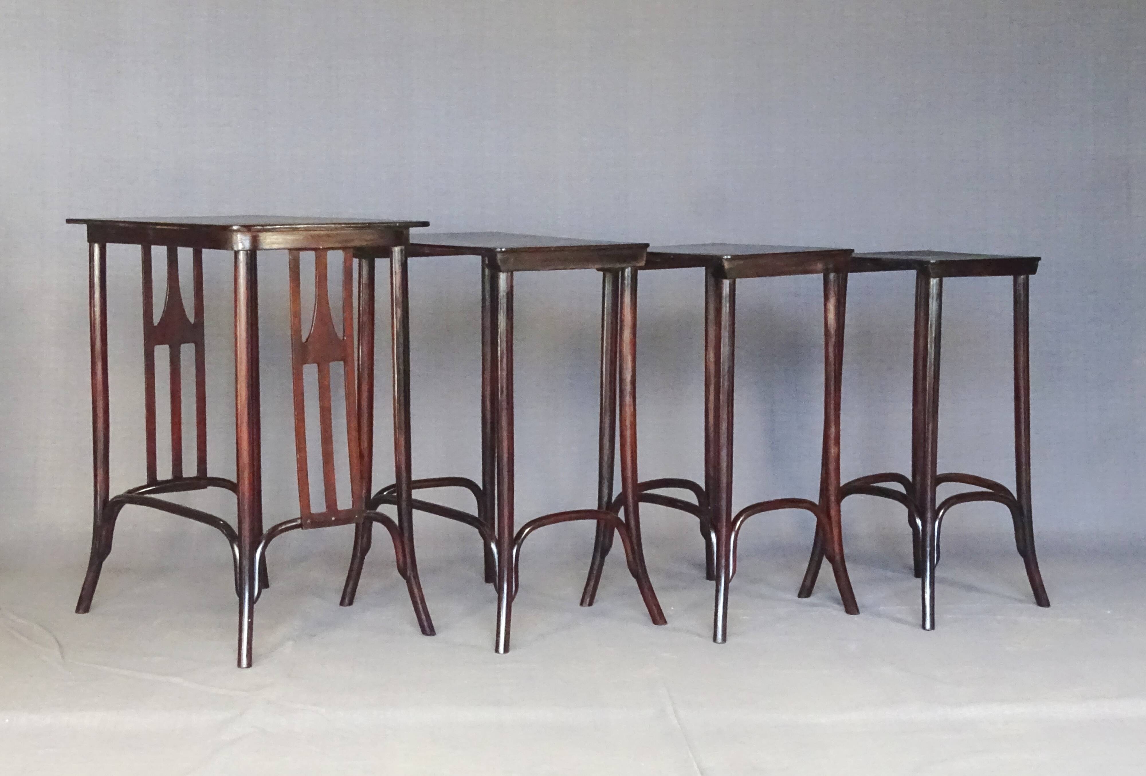 Set de 4 tables gigognes -958 a - par KOHN vers 1905, design Siegel- no Tho