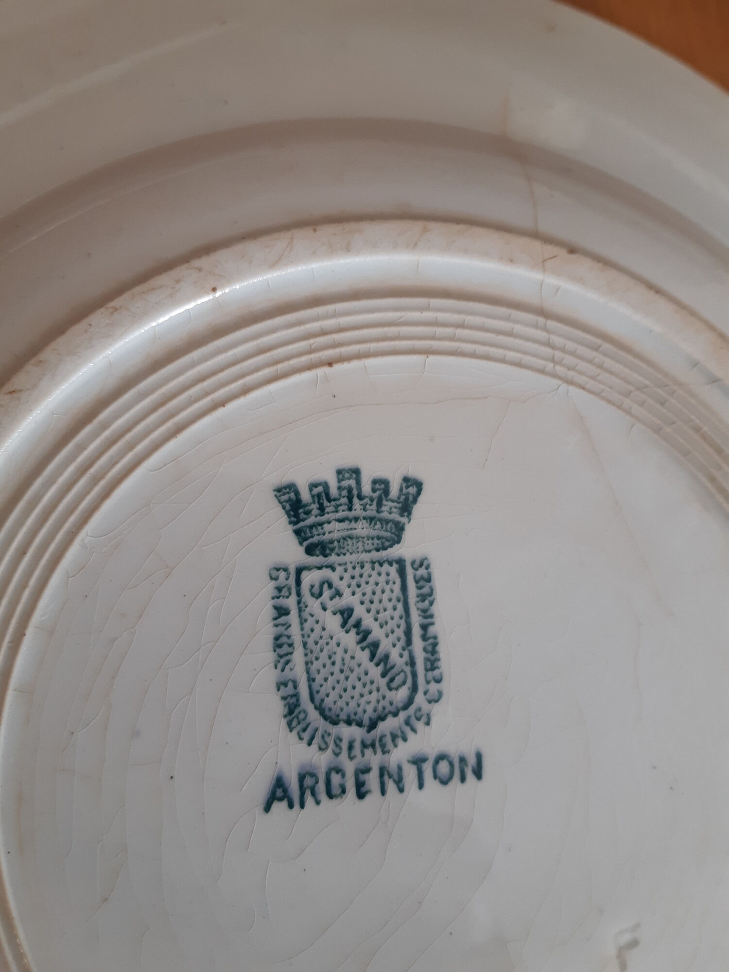 3 flat plates in faience of Saint Amand and Hamage, Terre de fer, model Argenton, color