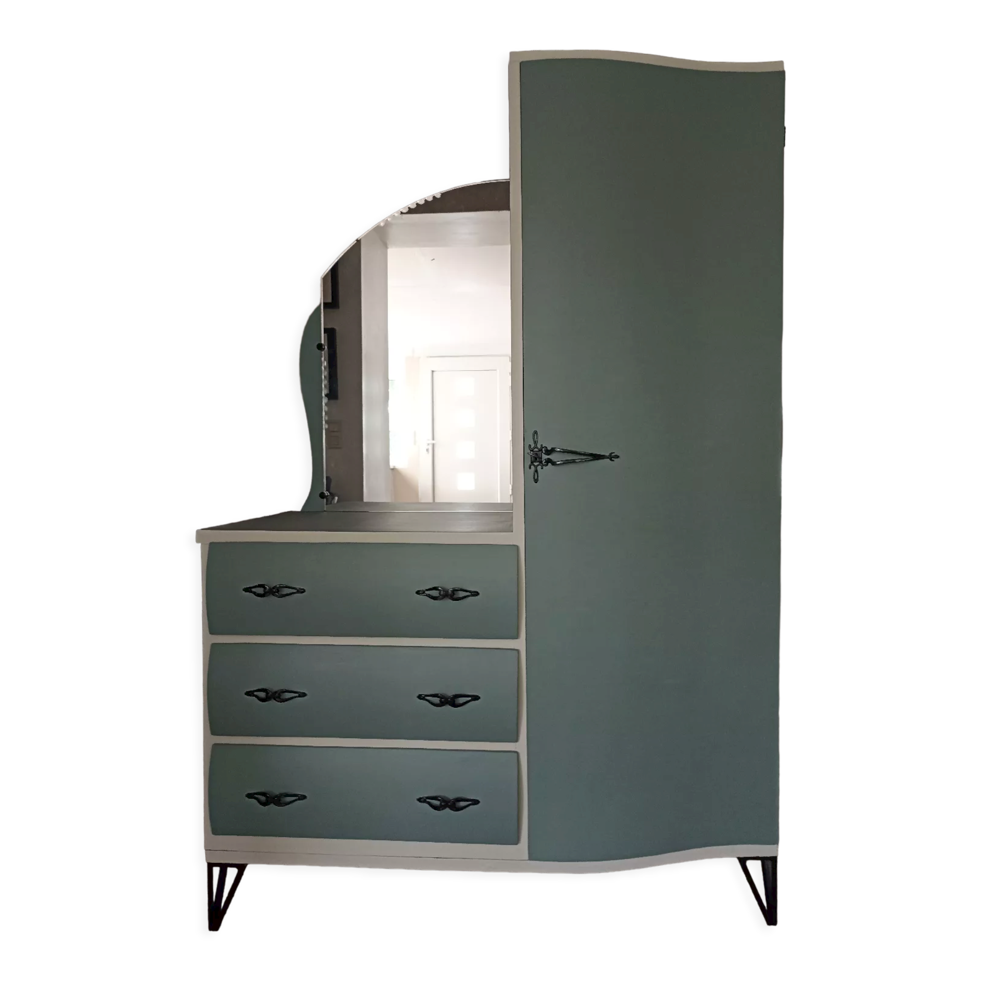 Asymmetrical chest of drawers