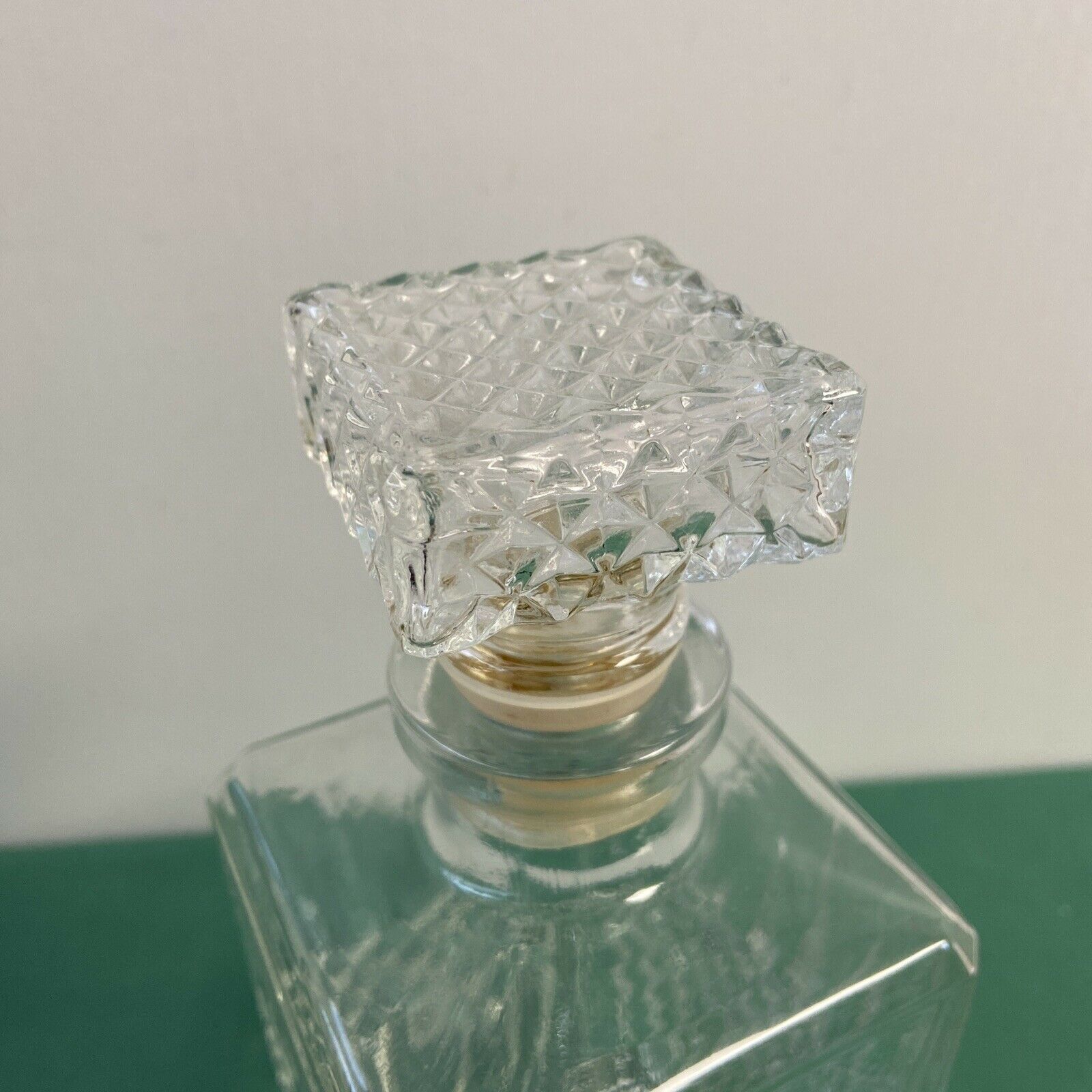 Glass decanter facets whisky deco vintage bistro bar