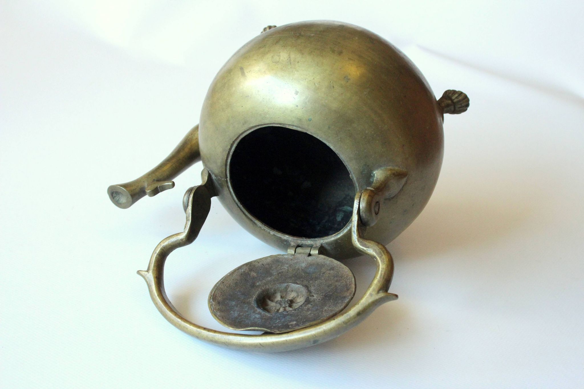 Théière vintage en bronze