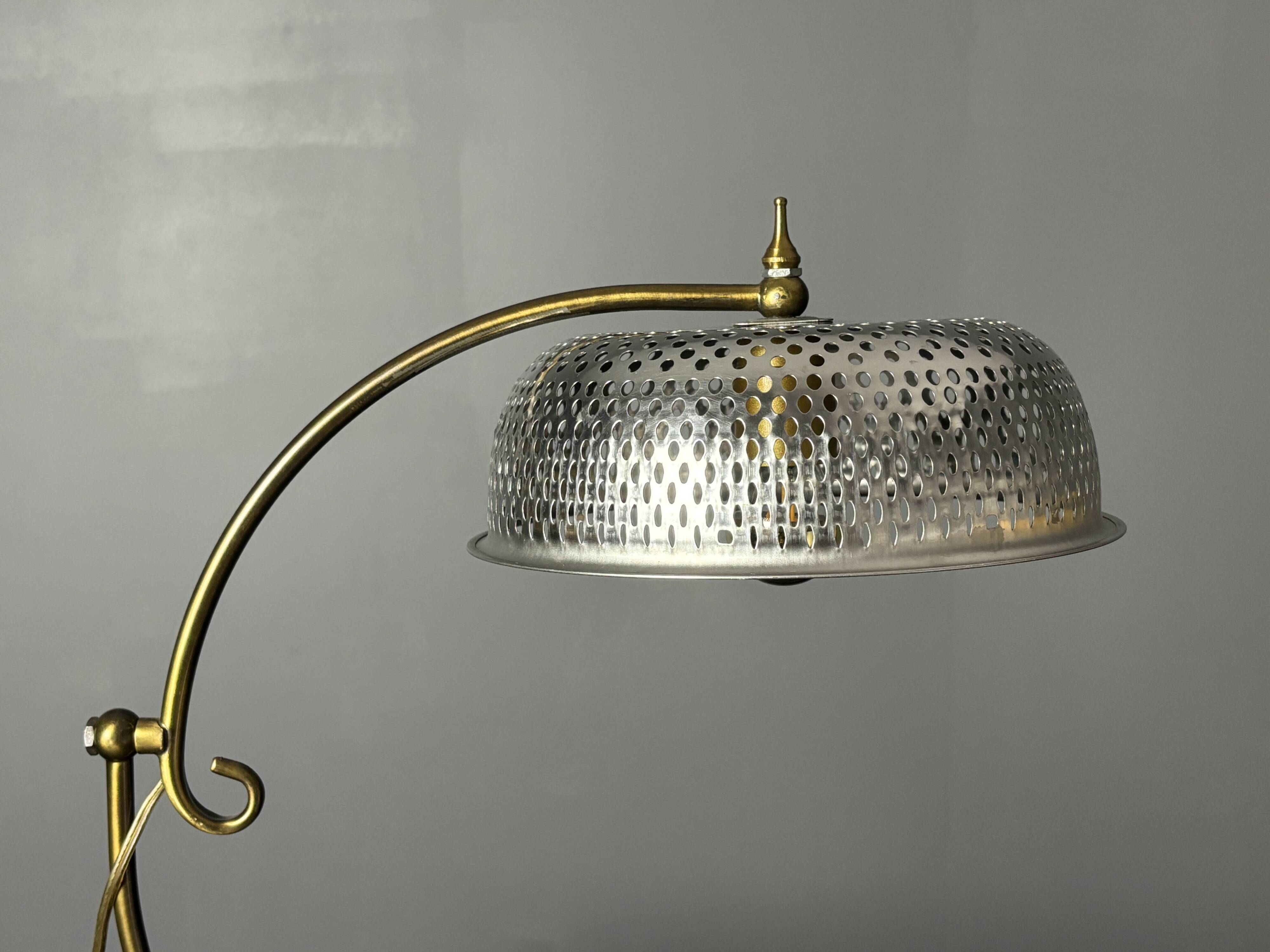 Lampe de table sculpturale ajustable des années 1960 avec abat-jour perforé.