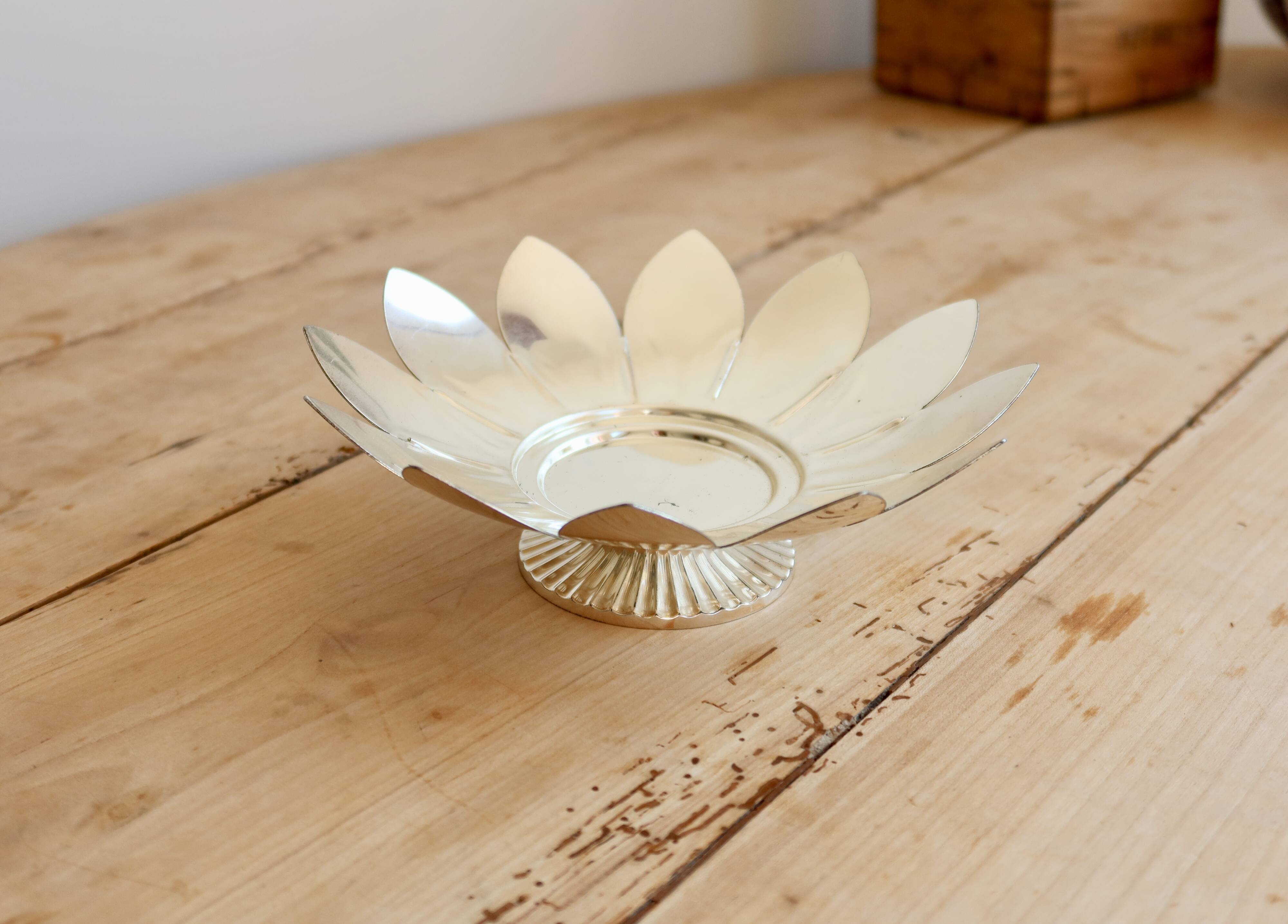 Vintage silver-plated metal dish in the shape of a flower - Decorative catch-all tray