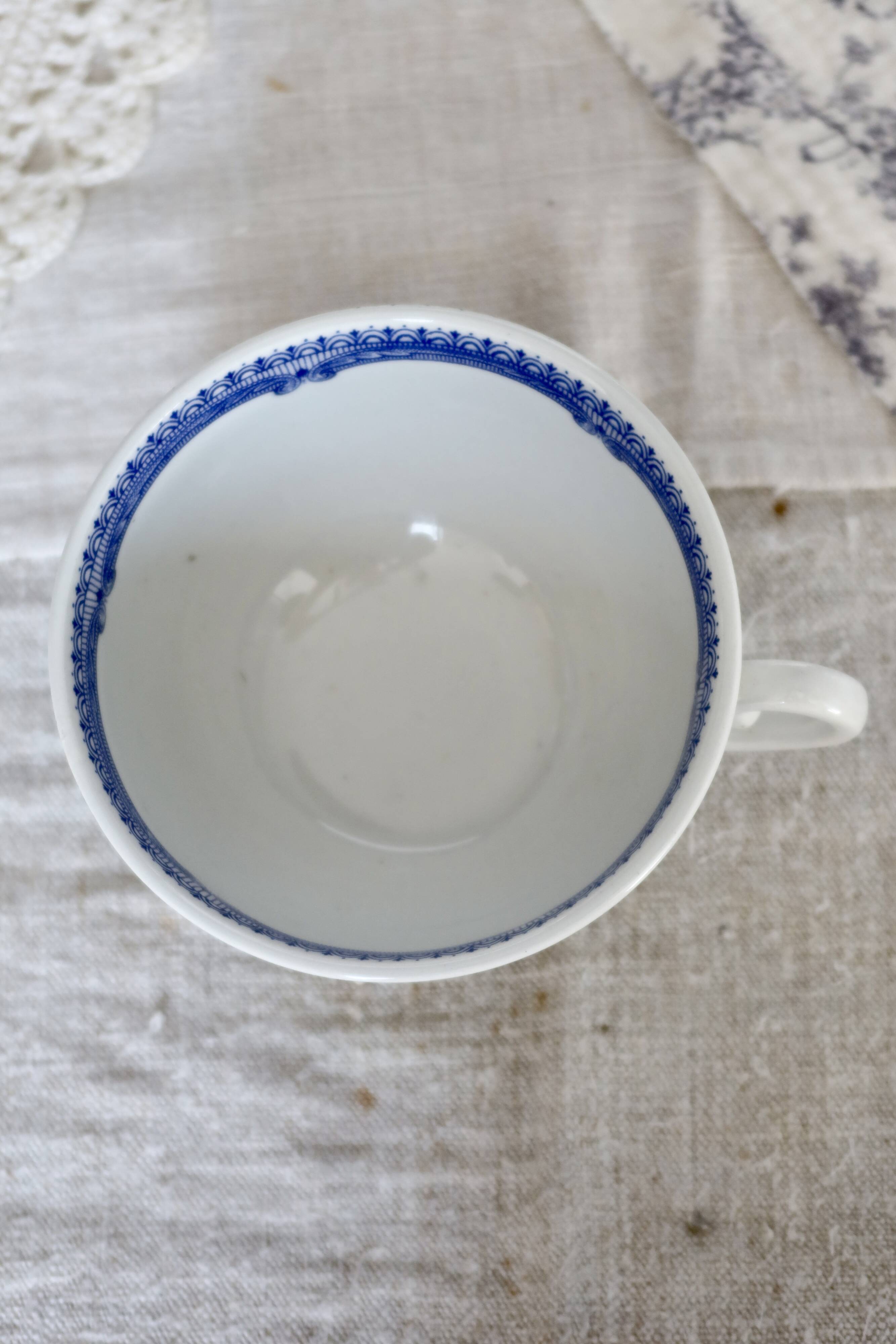 Antique blue and white earthenware teacup - Floral decoration