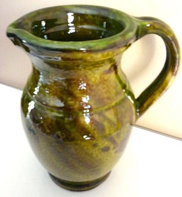 Pichet vase, terre cuite vernissée verte, épaisse, signature à identifier