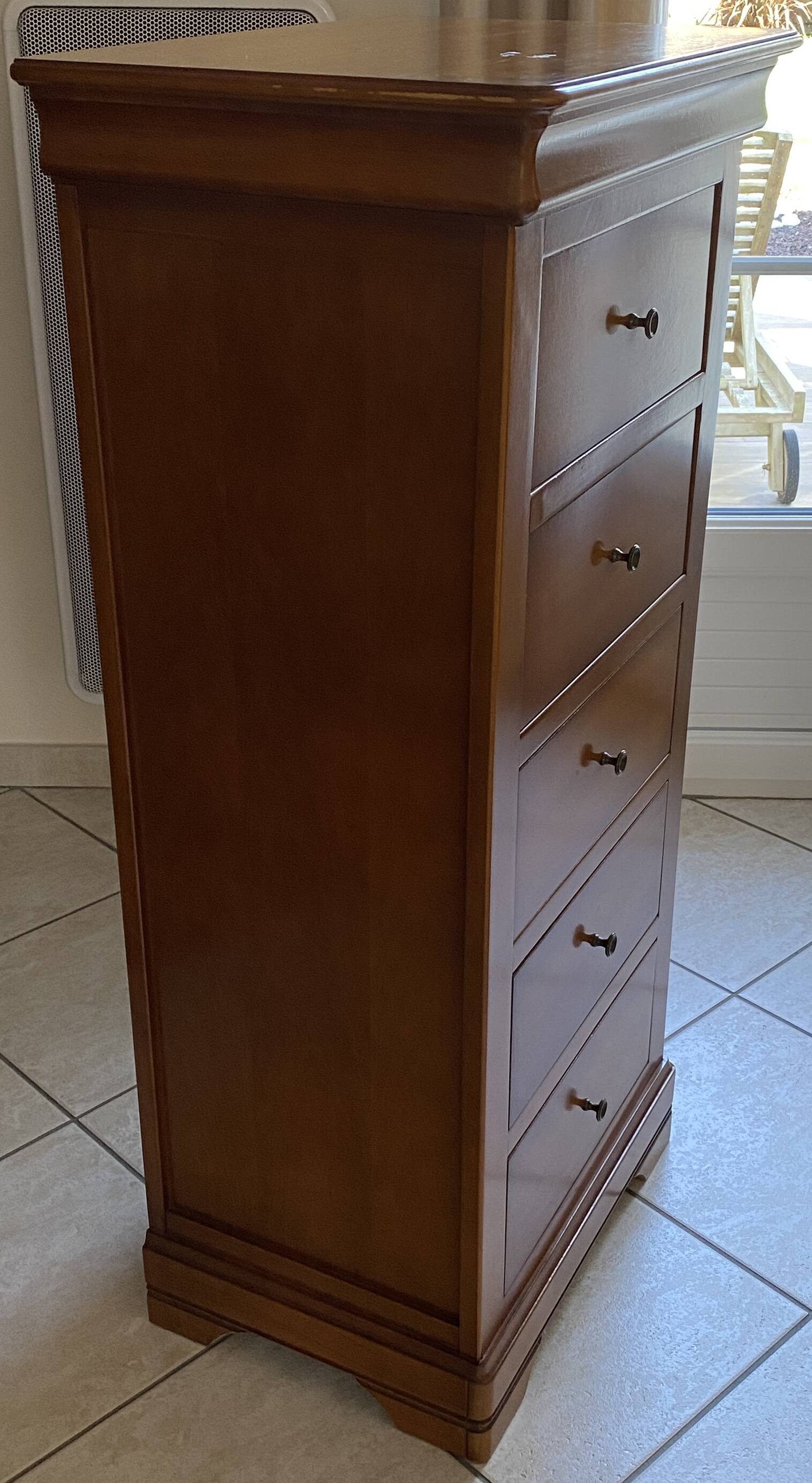 CHIFFONNIER,  Style Louis Philippe comprenant 5 tiroirs .