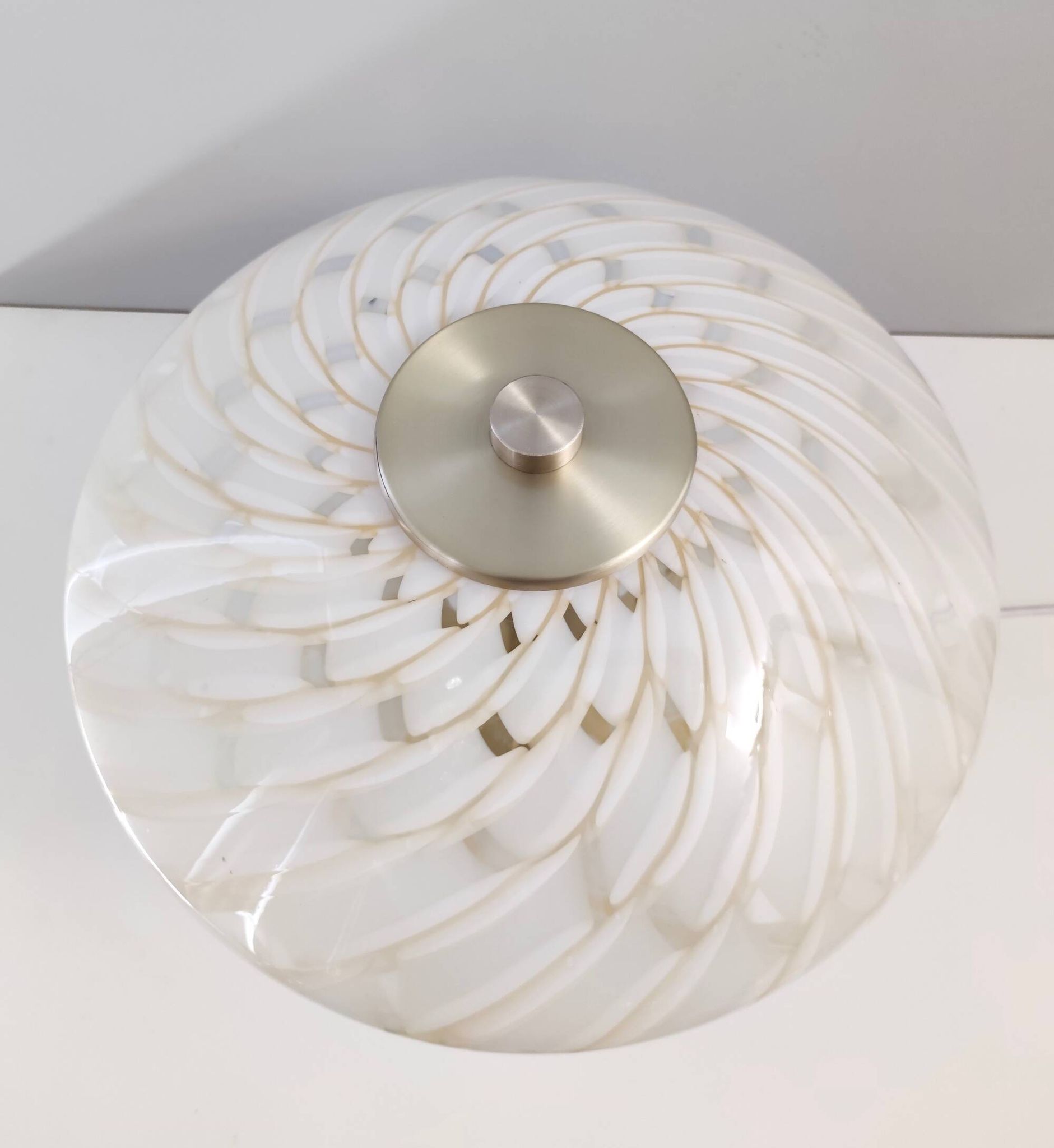 Lampe de table en verre de Murano blanc et laiton, Italie, années 1980