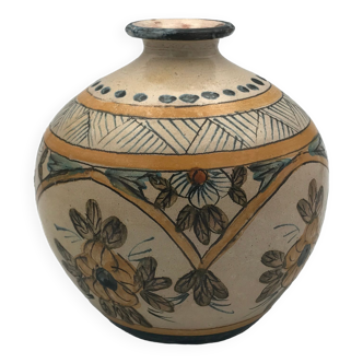 Vase vintage de forme boule en terre cuite à décor de peinture main polychrome signé