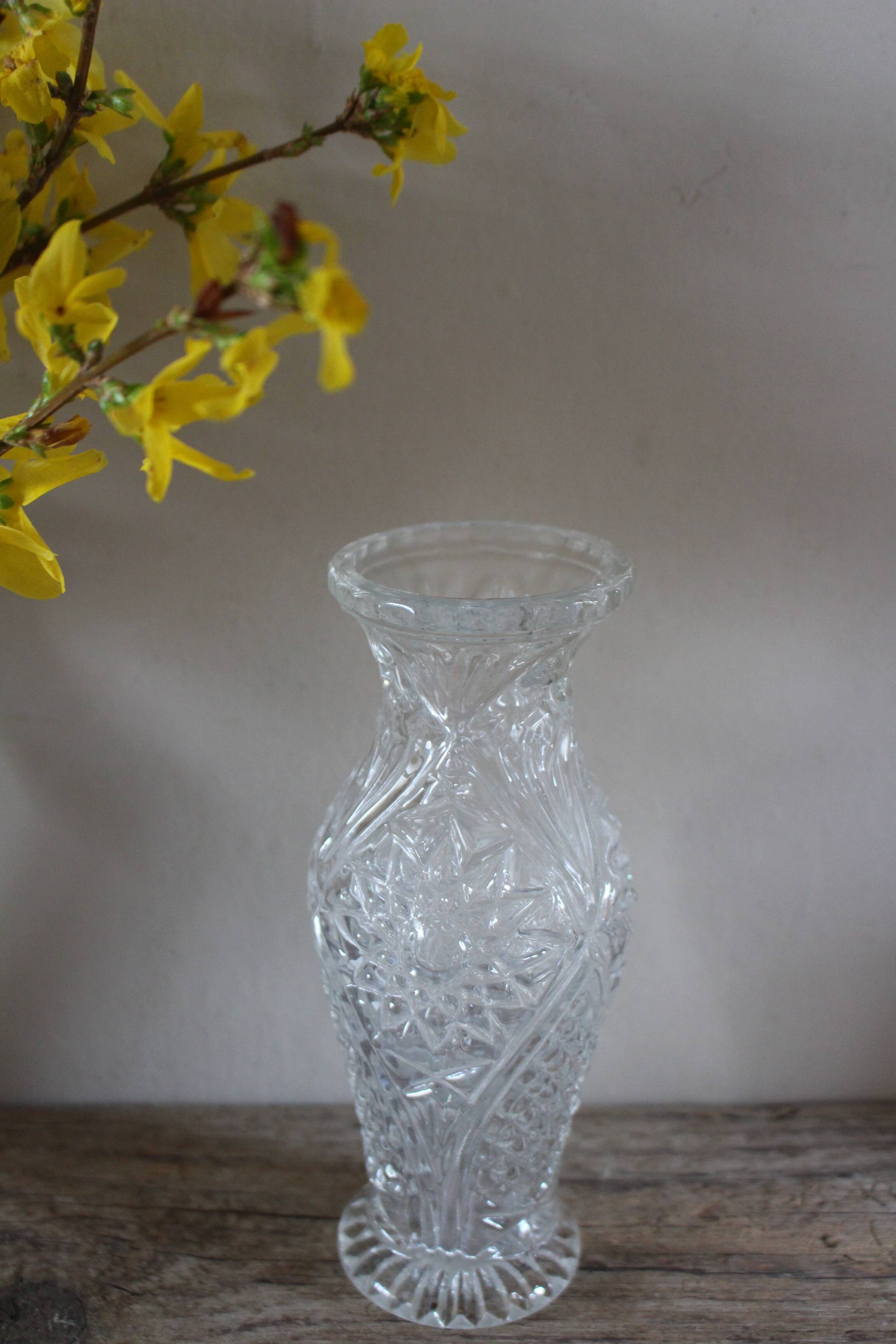 Structured glass vase with curved flowers