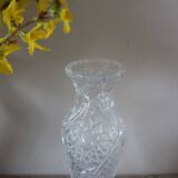 Structured glass vase with curved flowers