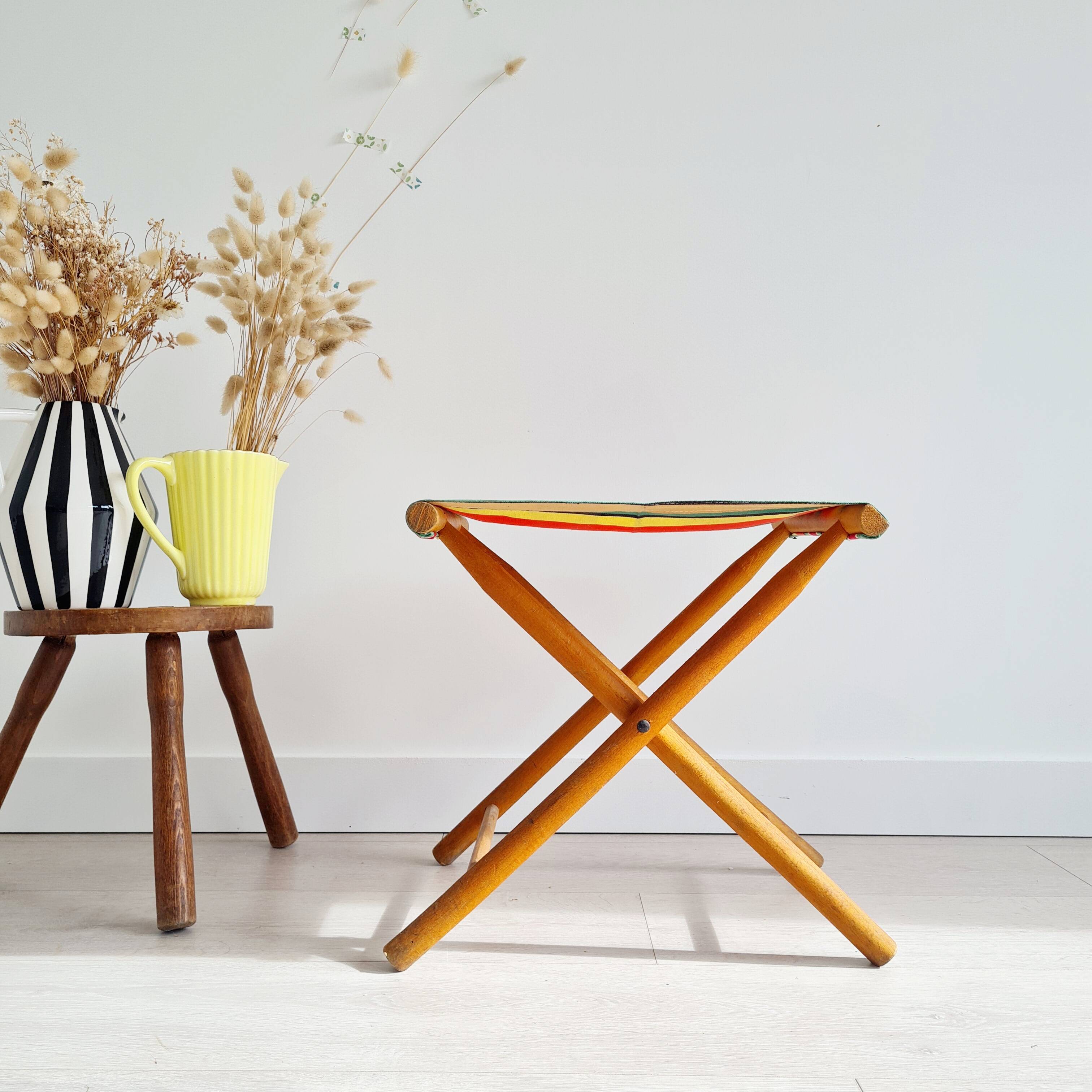 Folding fisherman stool with striped seat