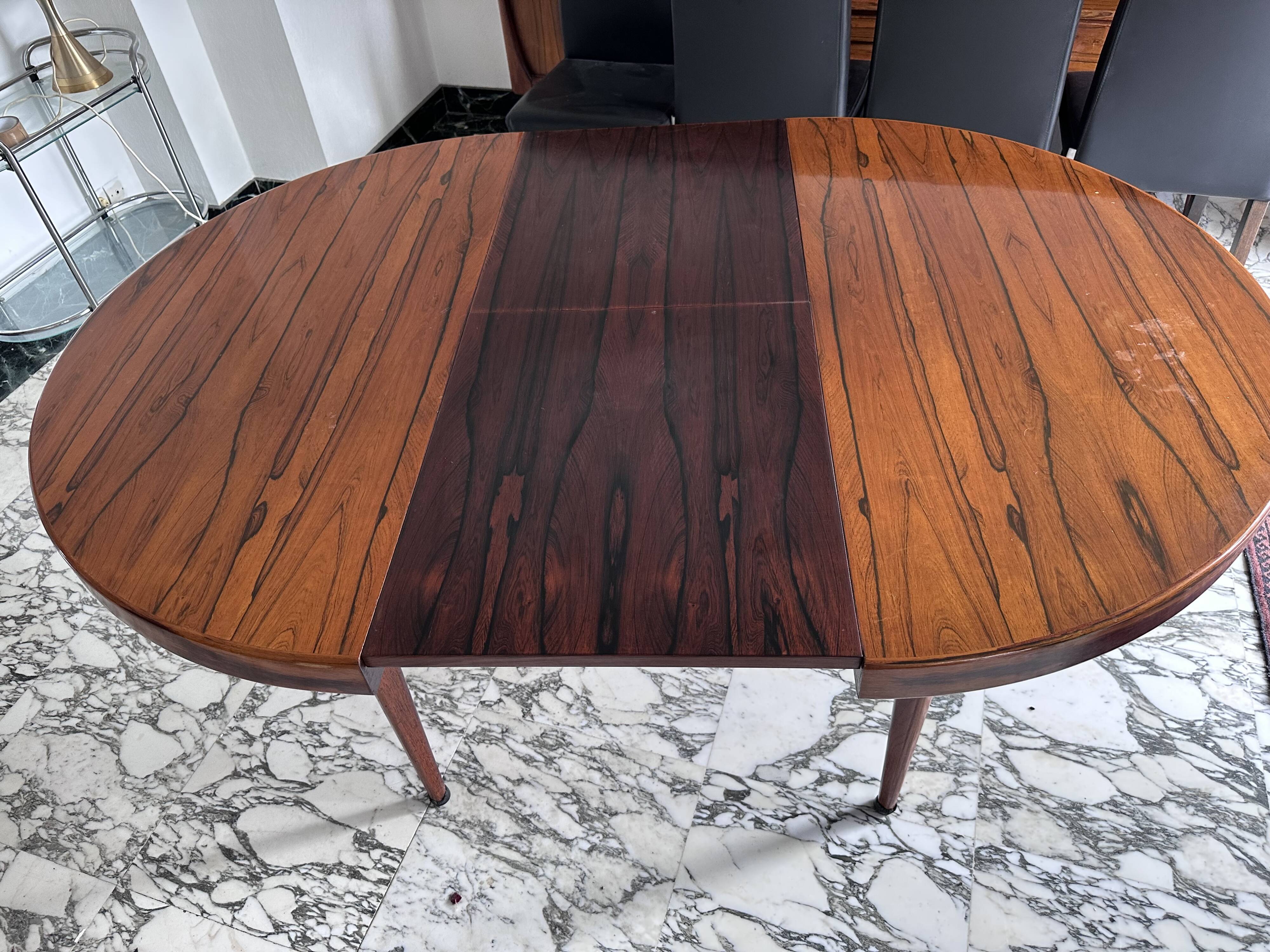 Round table in Rio rosewood