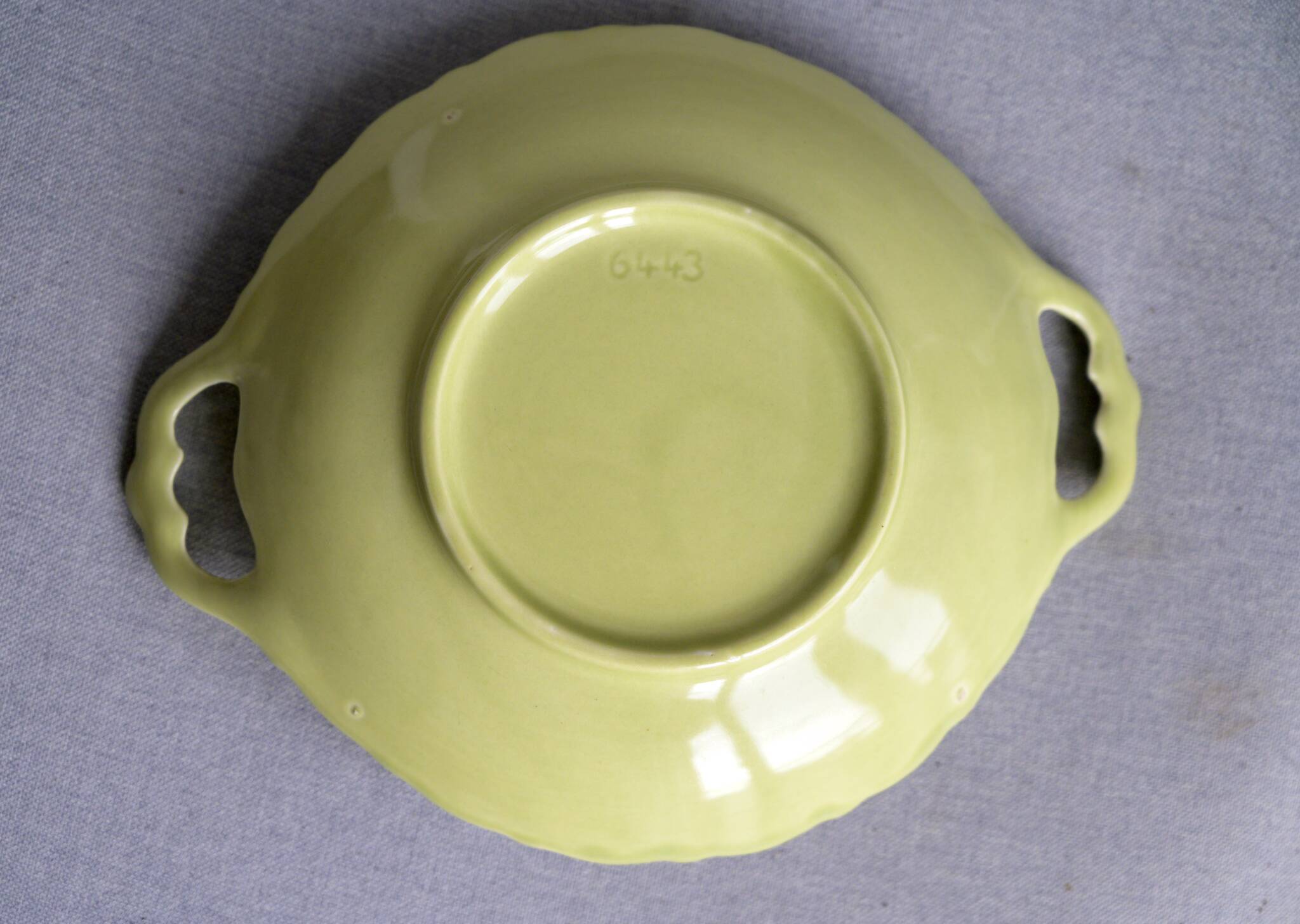 Small salad bowl with handles, lime green color. Numbered 6443. l25 L20 cm.