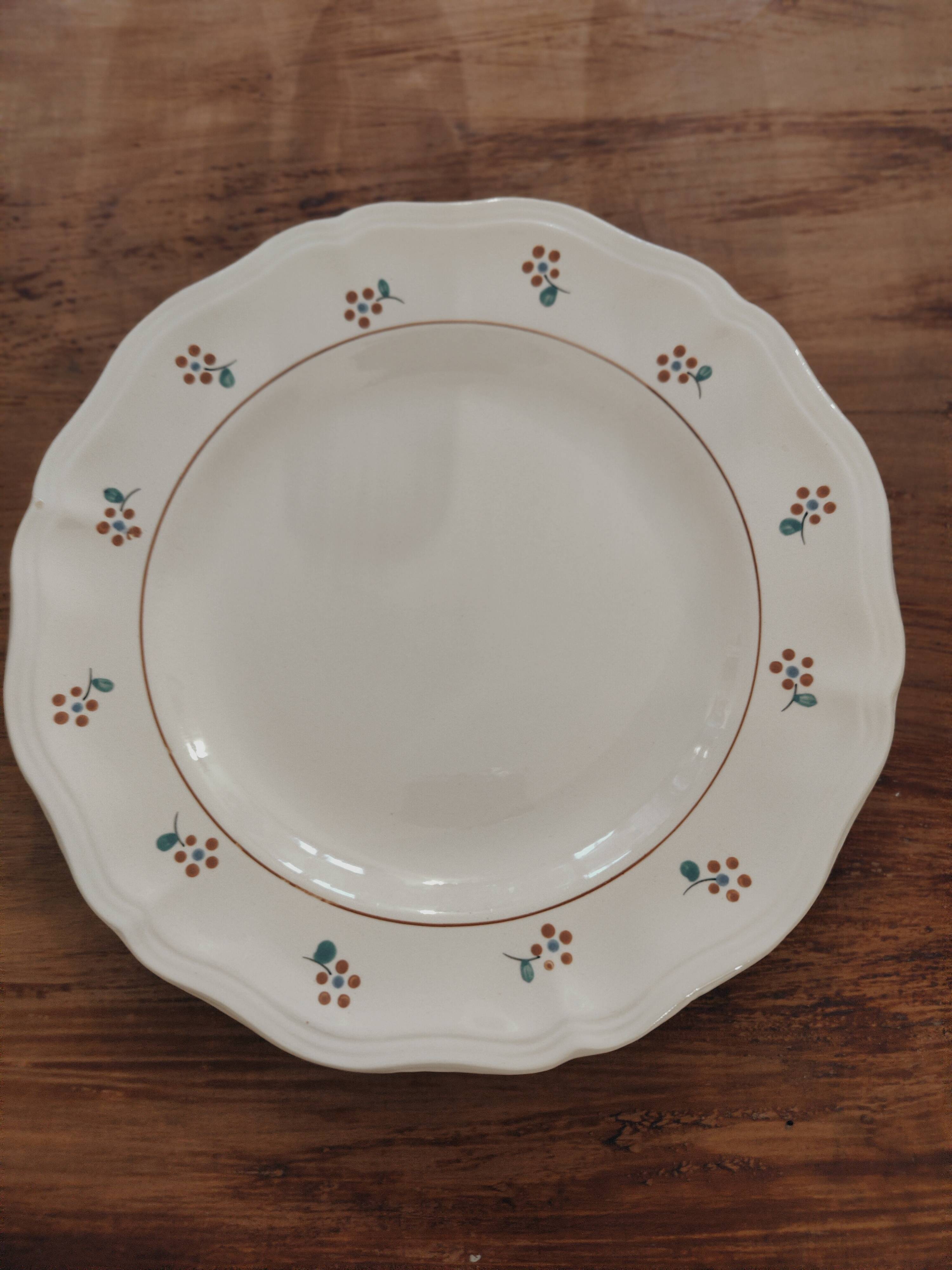 Set of 2 deep plates and 4 flat plates