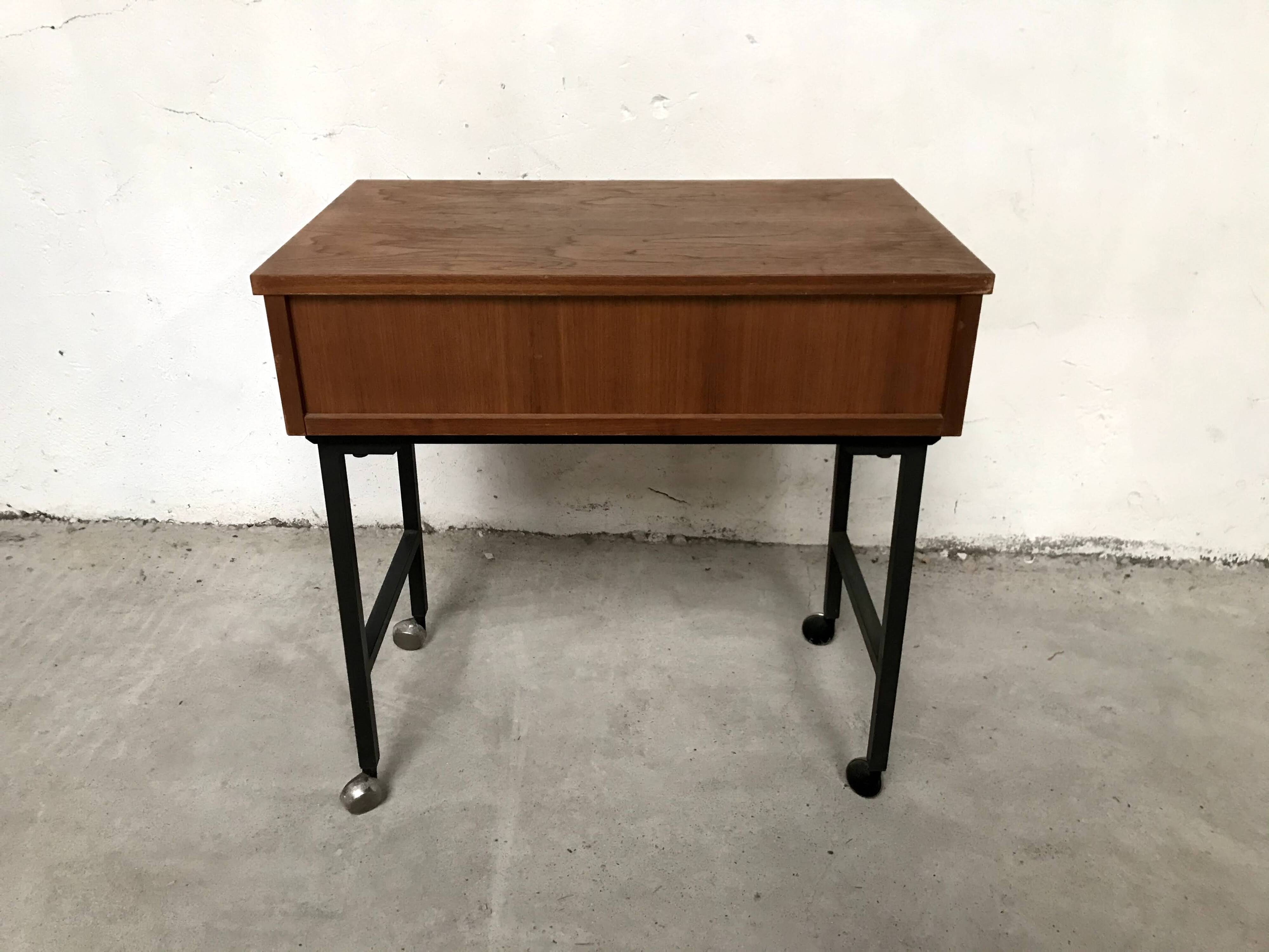 Chevet, bout de canapé en teck sur roulettes, années 60