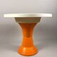 Ensemble de tabourets et table Space Age – Plastique orange et blanc, style italien vintage.