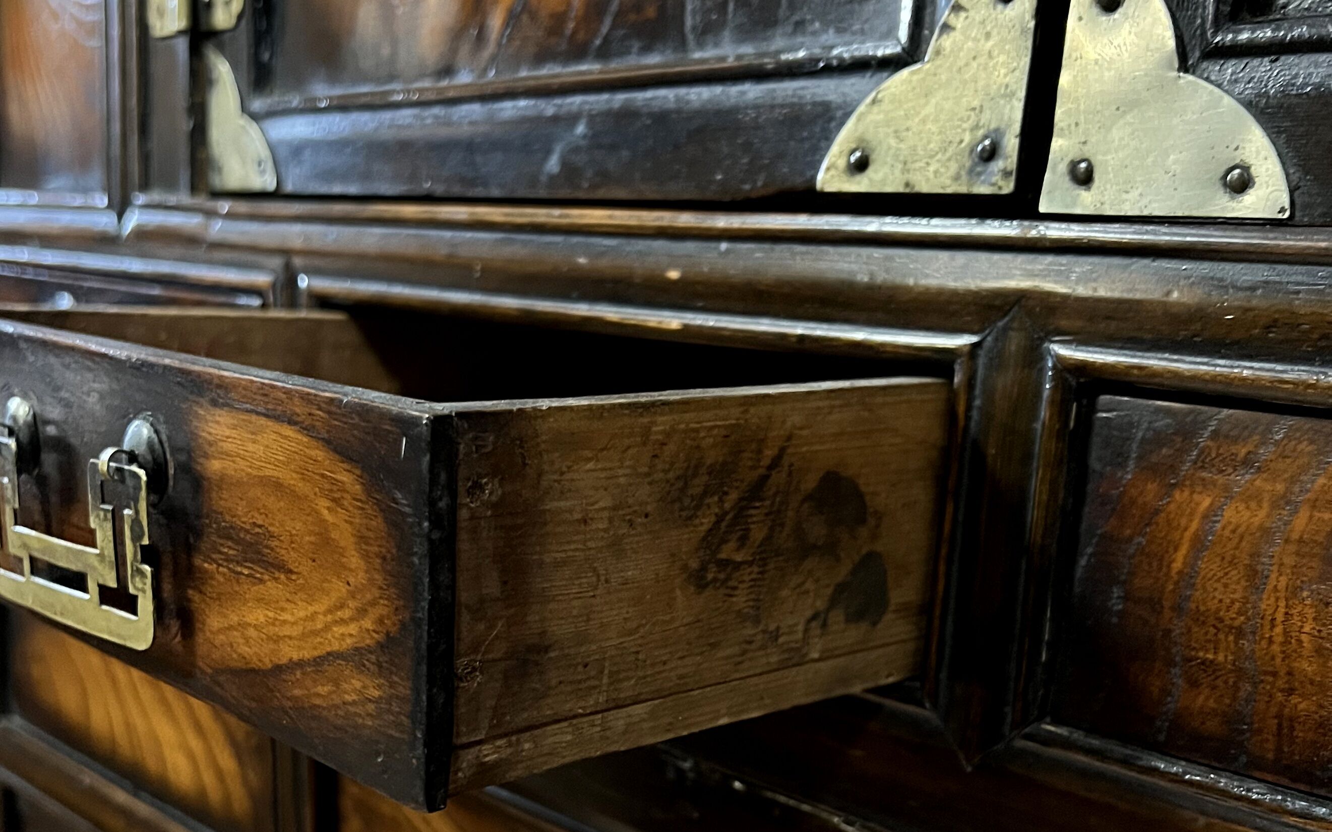 Cabinet japonisant en bois de fer et bronze doré époque XIXème