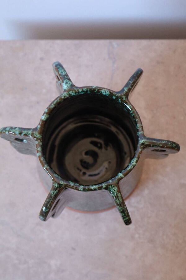 Vase en céramique sculptural émaillé vert foncé à reflets
