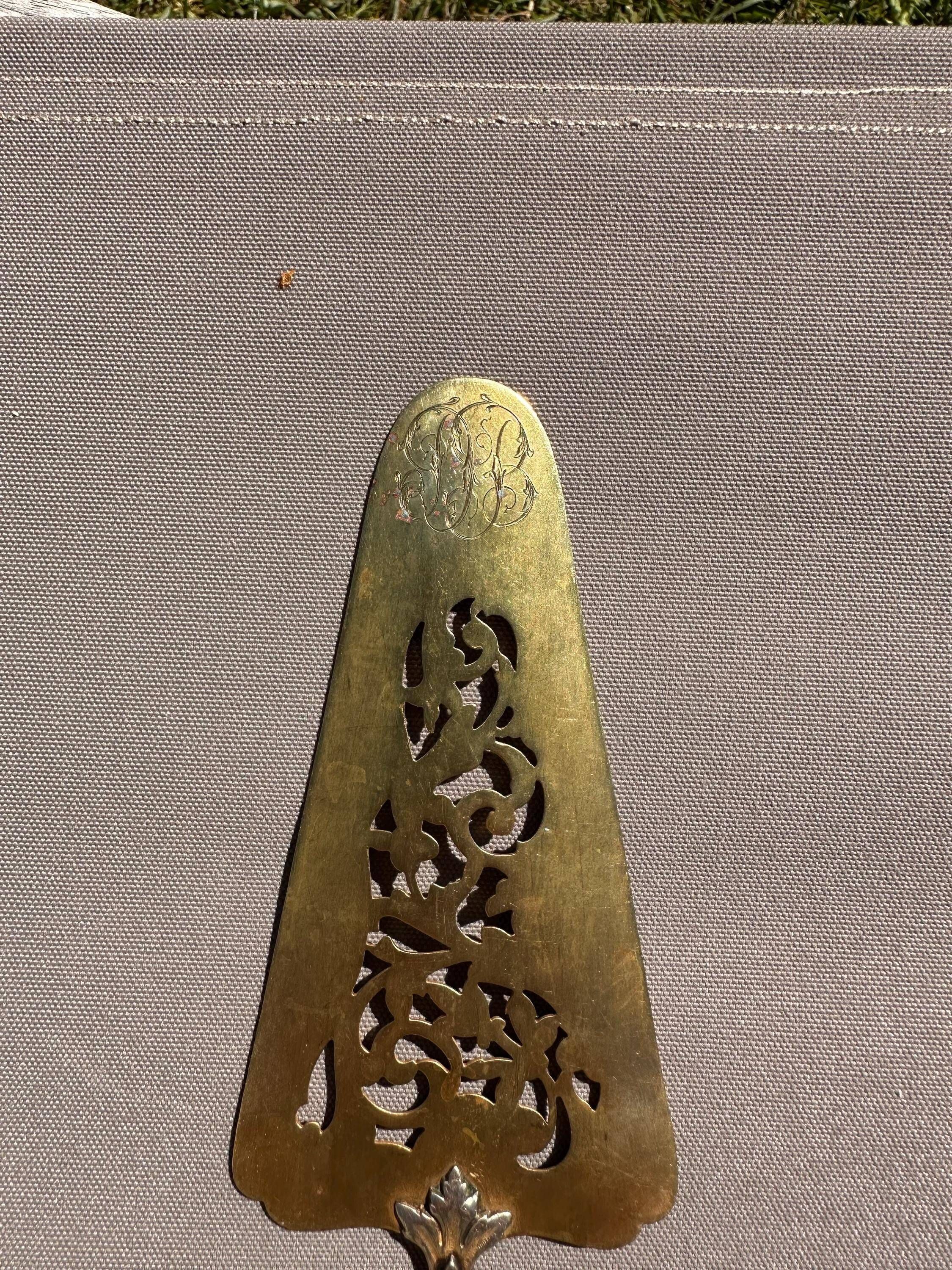 Silver cake server with gilded metal, pierced blade, 19th century.