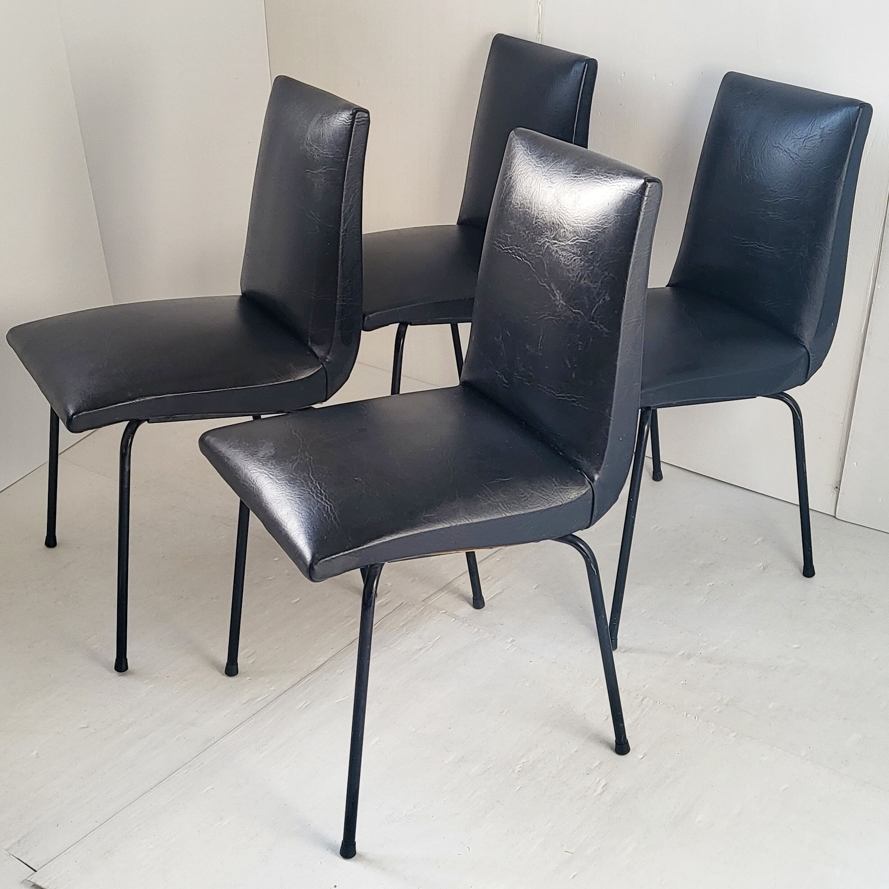 Suite de 4 chaises de Pierre Guariche Meurop 1960