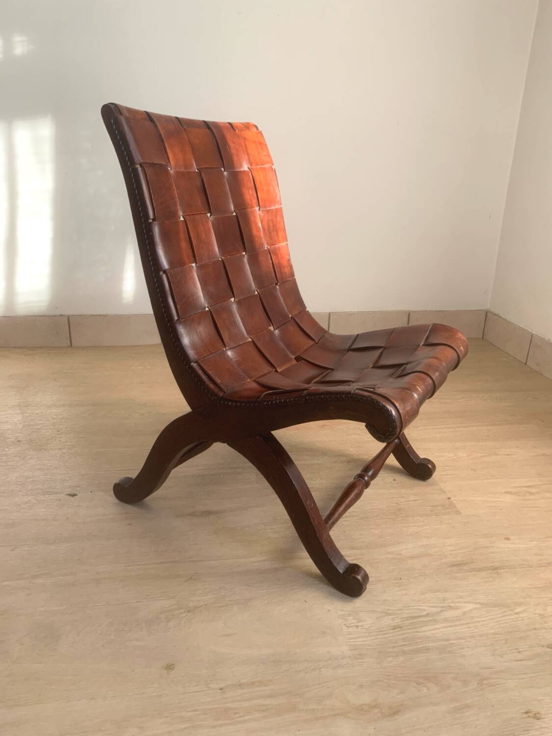 Chauffeuse en bois et cuir de Pierre Lottier