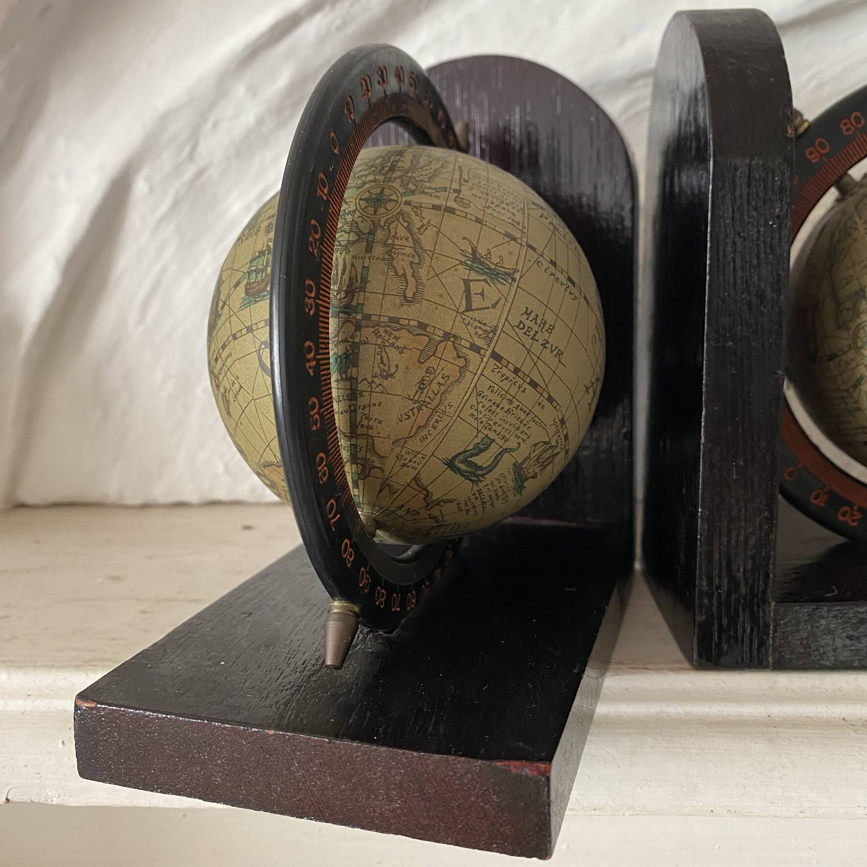 Serre livres mappemonde globes terrestre