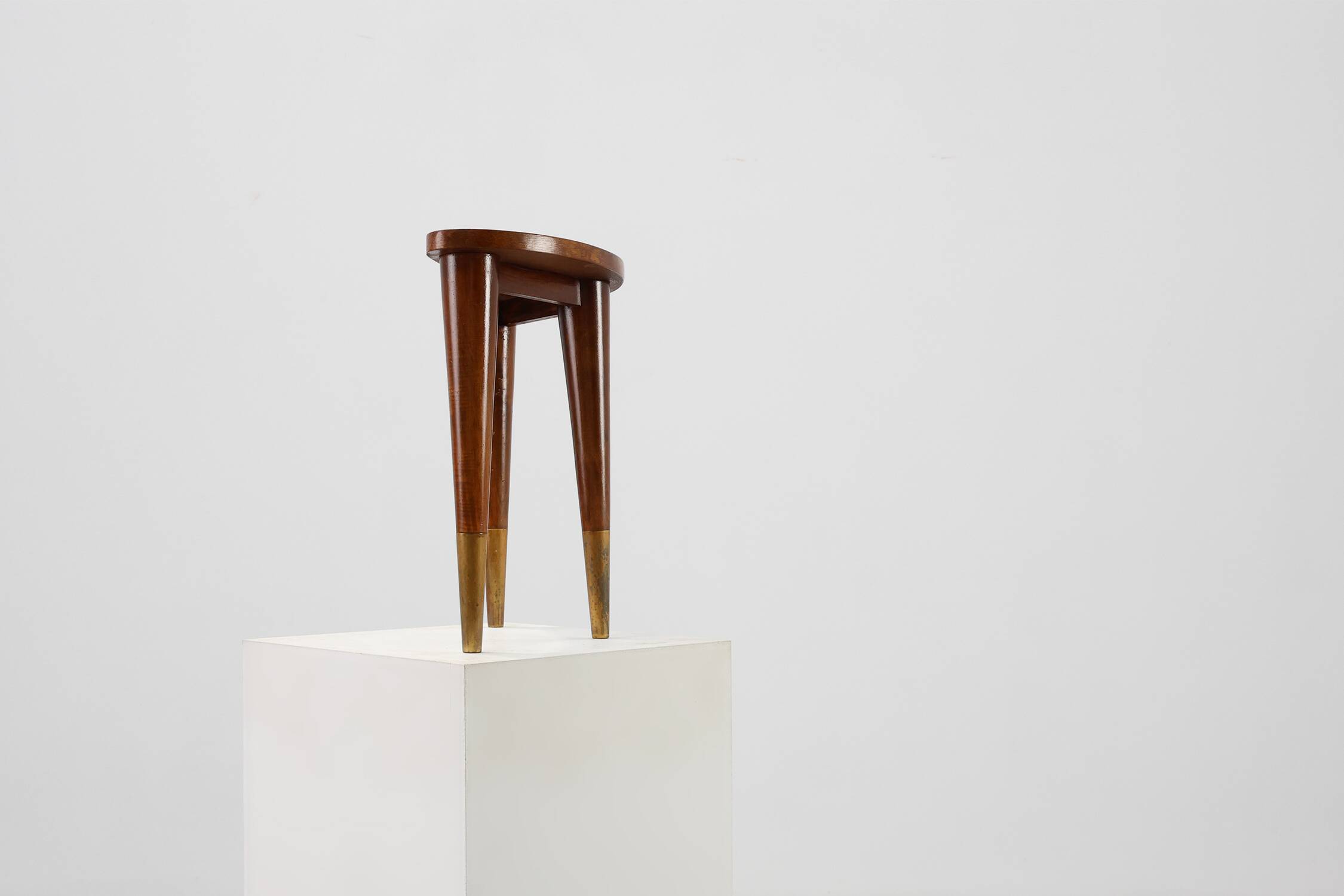 Petite table en bois et laiton estampillée "Italia" dans le style de Gio Ponti.