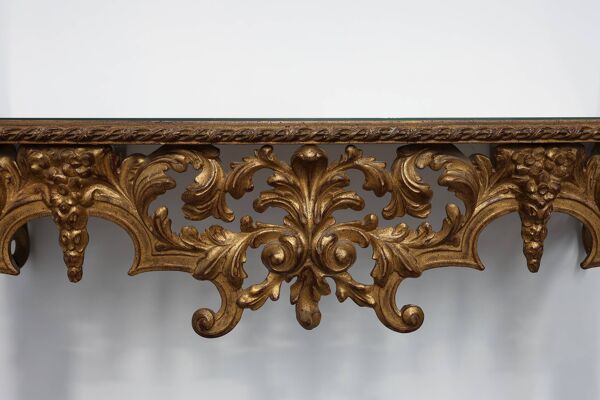 Console murale dorée et sculptée de style baroque italien du XXe siècle