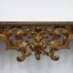 Console murale dorée et sculptée de style baroque italien du XXe siècle