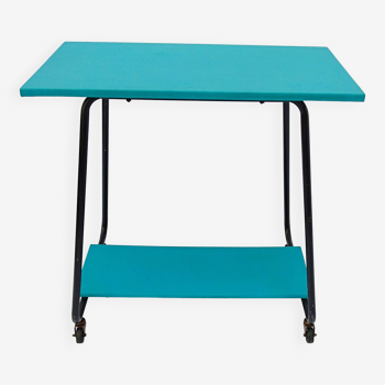 Serving table on wheels