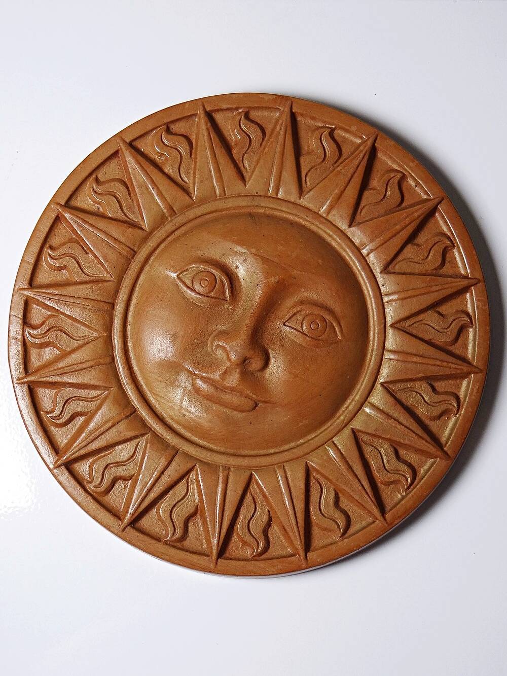 Plaque murale soleil anthropomorphe en terre cuite patinée, Italie 1996