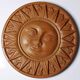 Plaque murale soleil anthropomorphe en terre cuite patinée, Italie 1996