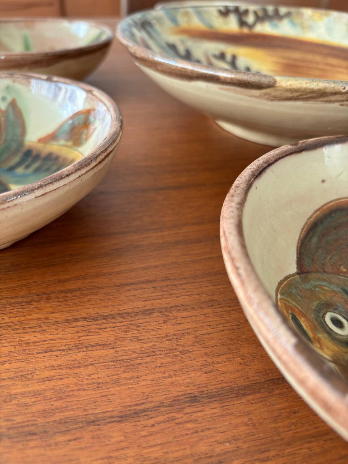 Service en céramique Puigdemont, plat creux et 6 coupelles décor poisson
