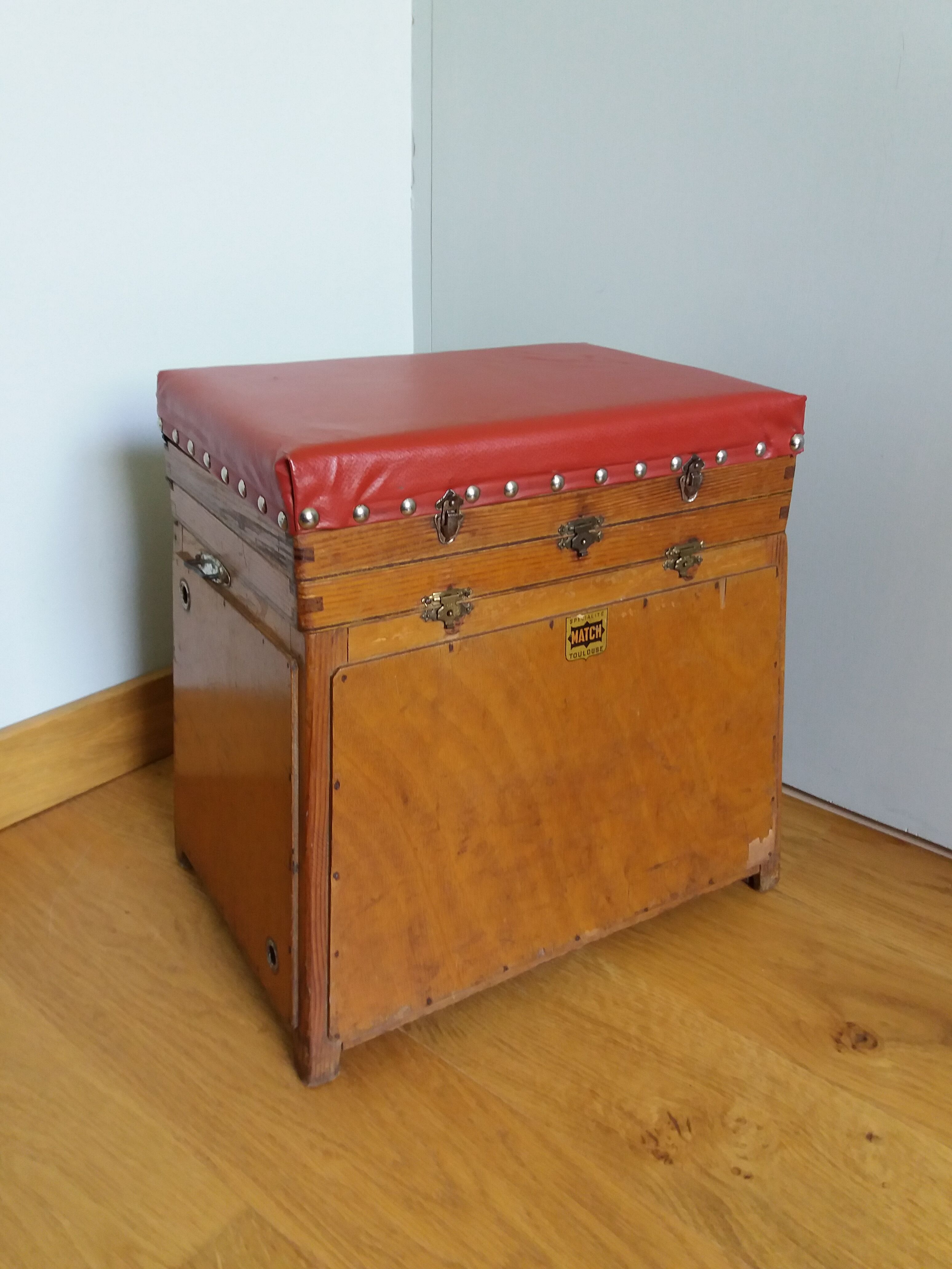 Stool chest fisherman's seat