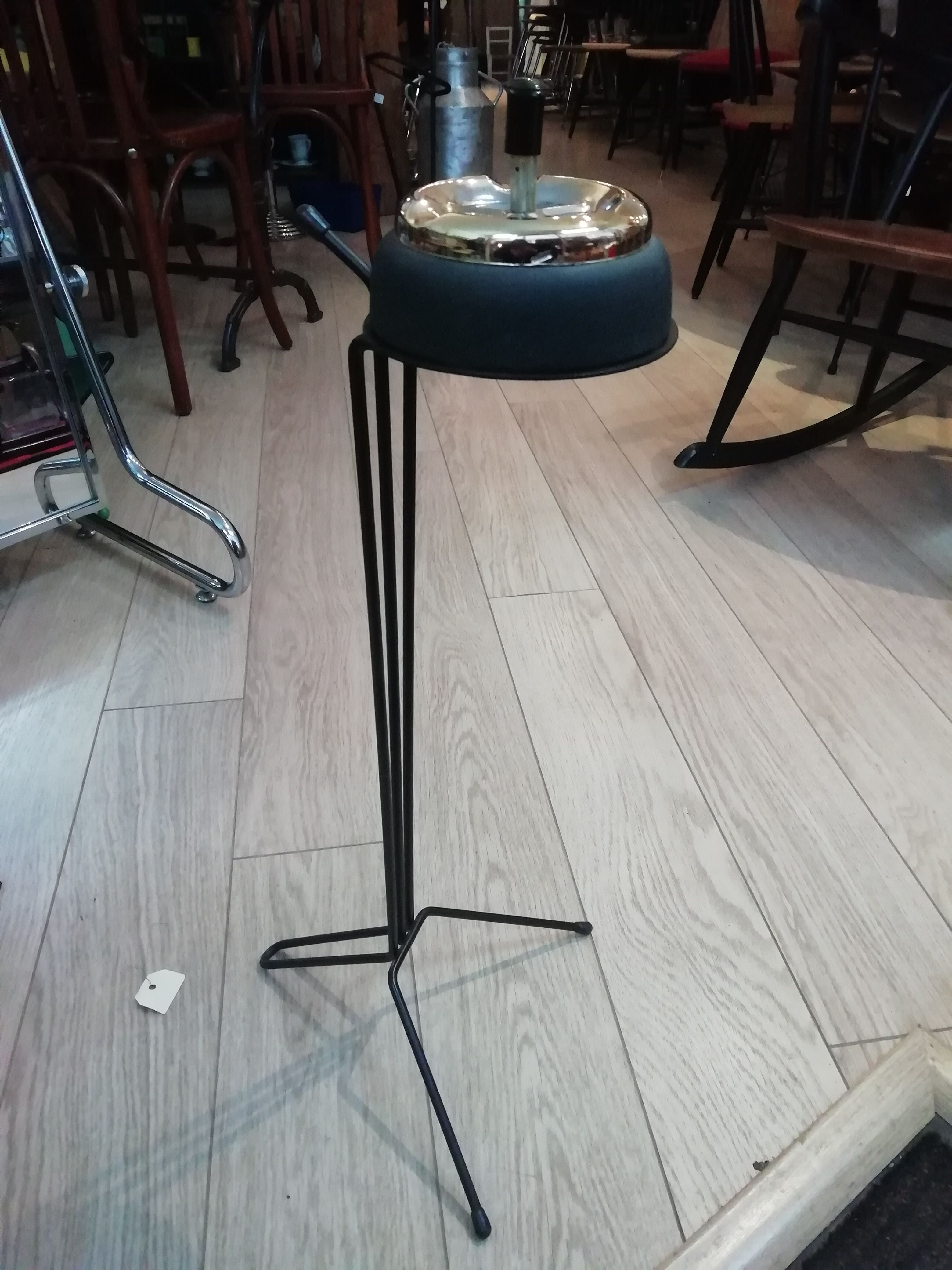 Ashtray with mechanism on foot