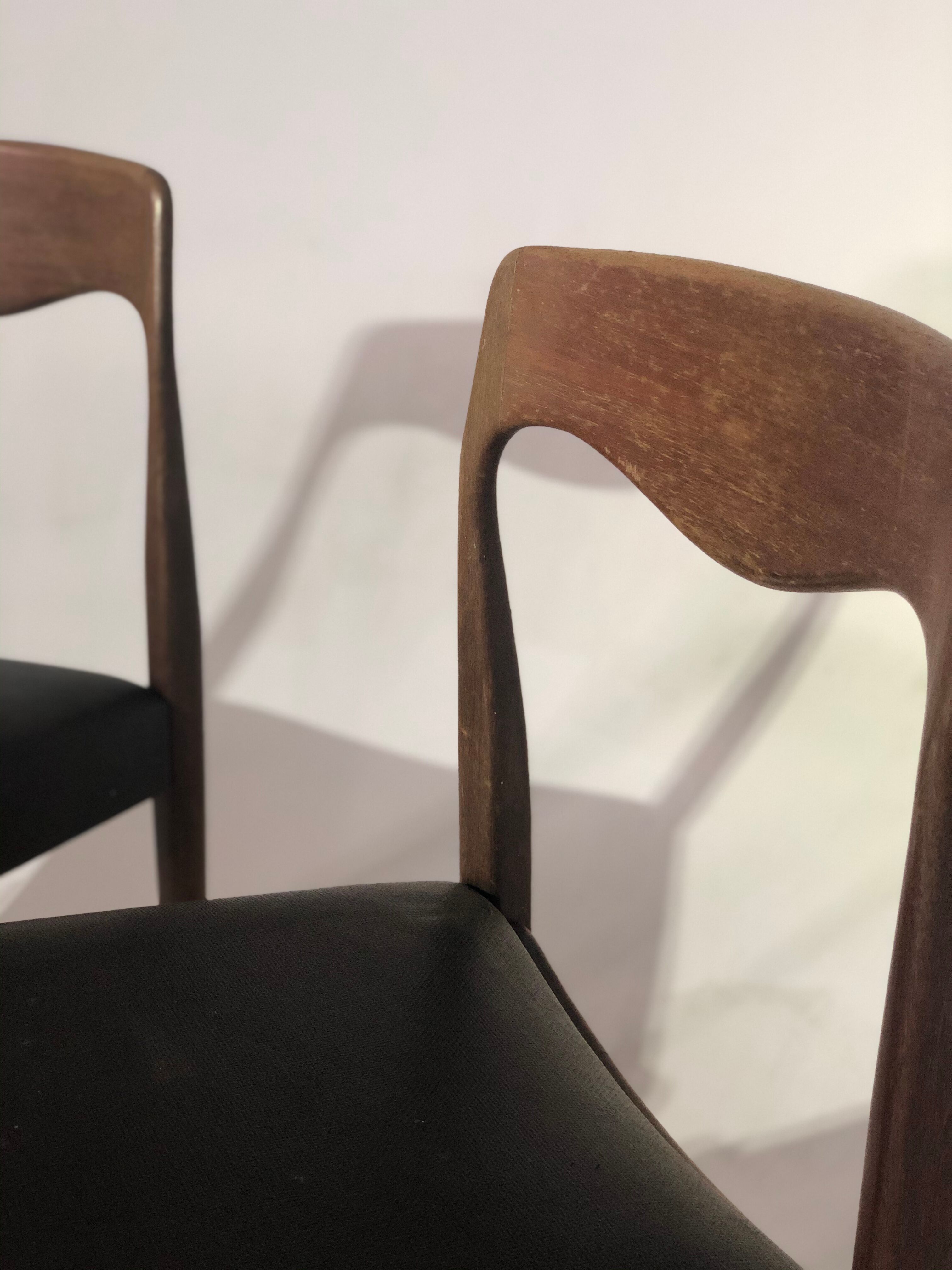 Suite of 4 chairs in teak and skai